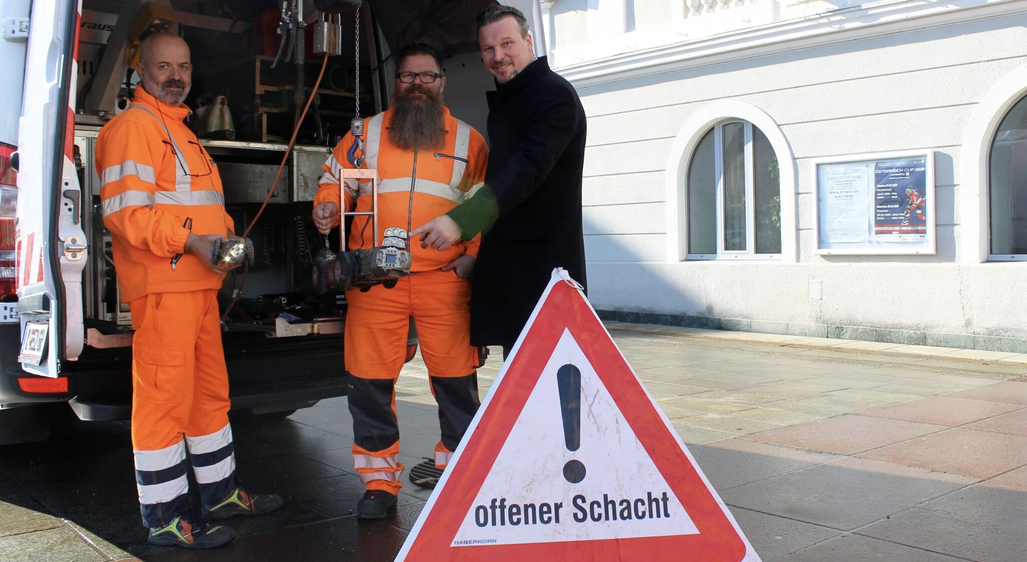 Entsorgungsreferent Vizebürgermeister Wolfgang Germ testet mit den Mitarbeitern der Abt. Entsorgung den Kamerawagen für die Überprüfung des Klagenfurter Kanalnetzes.