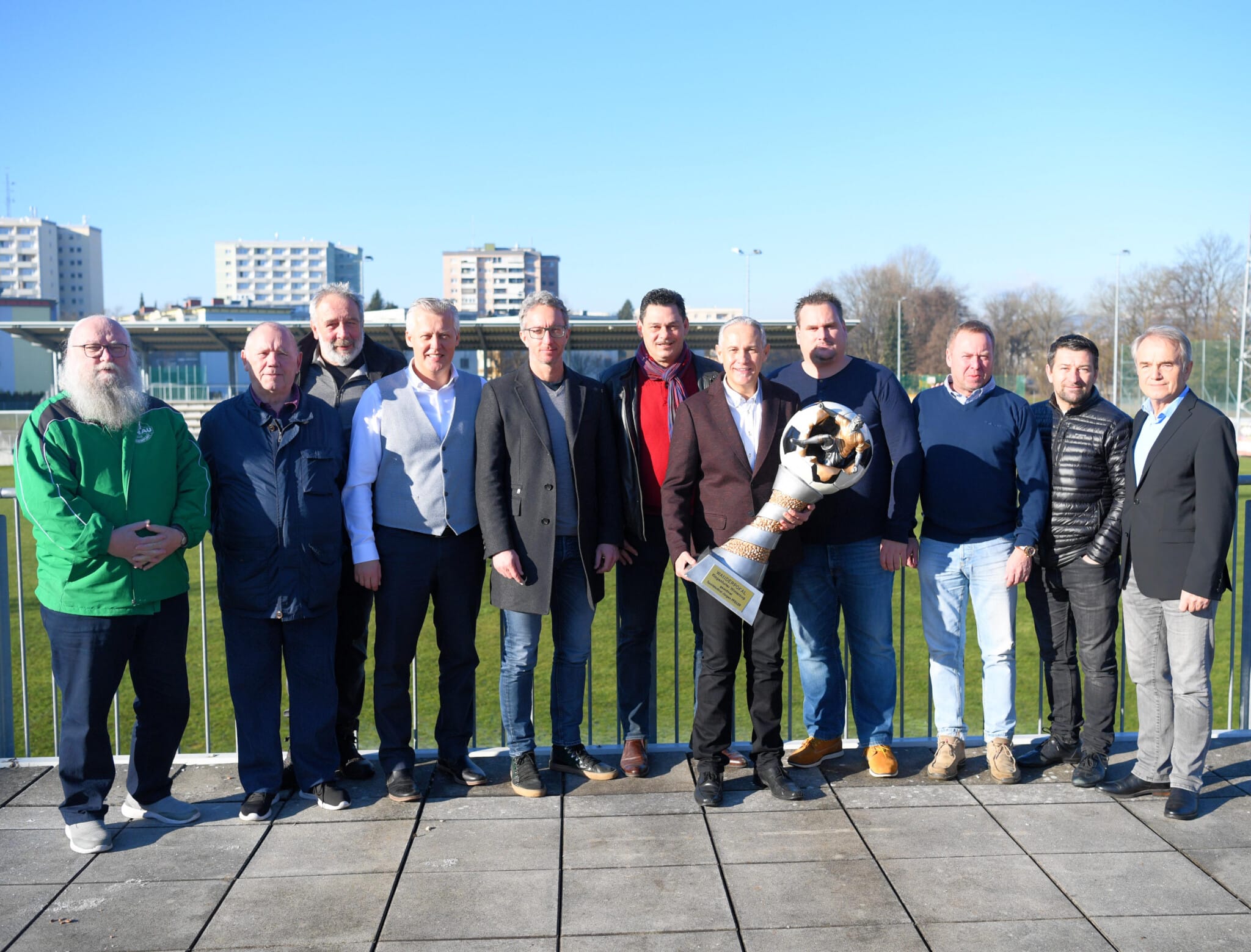 Sportreferent Vizebürgermeister Jürgen Pfeiler präsentiert mit Vertretern der zehn teilnehmenden Mannschaften das Programm des Wintercups.