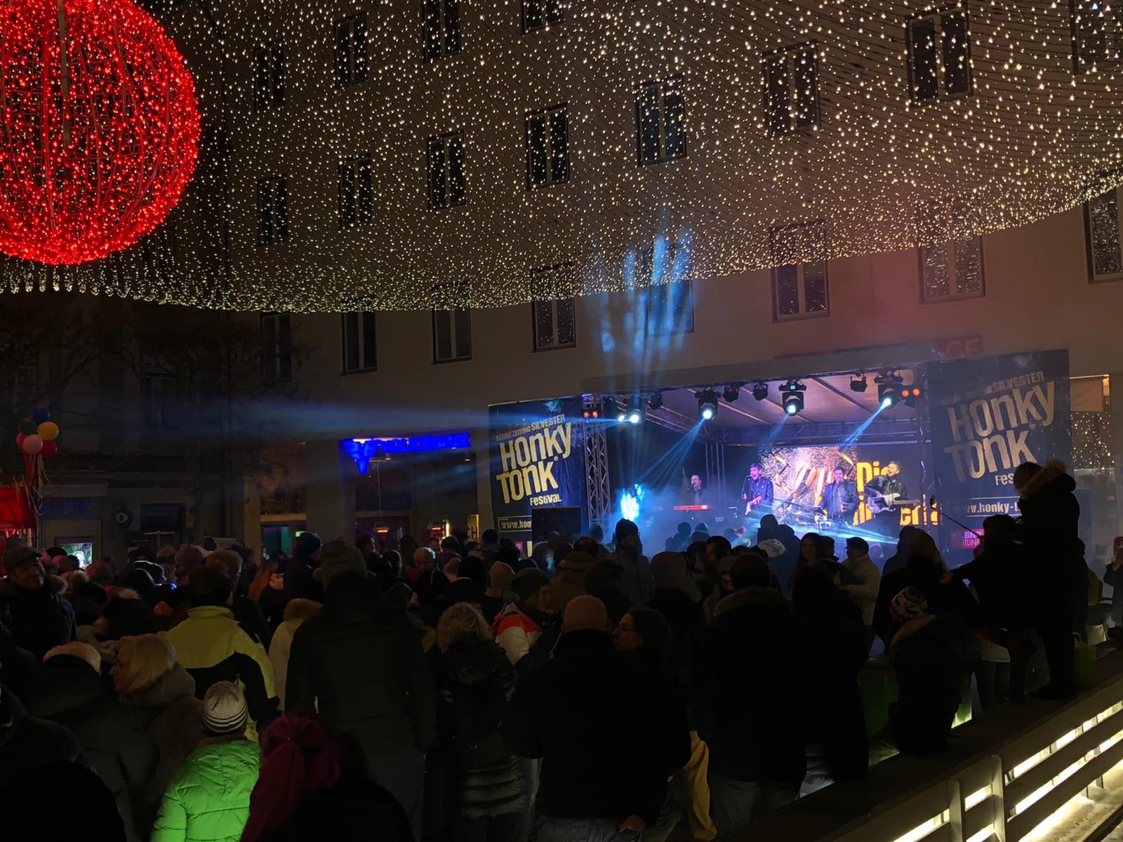 Honky Tonk-Silvesterfestival: Tausende Menschen feierten den Jahreswechsel in der Villacher Innenstadt.