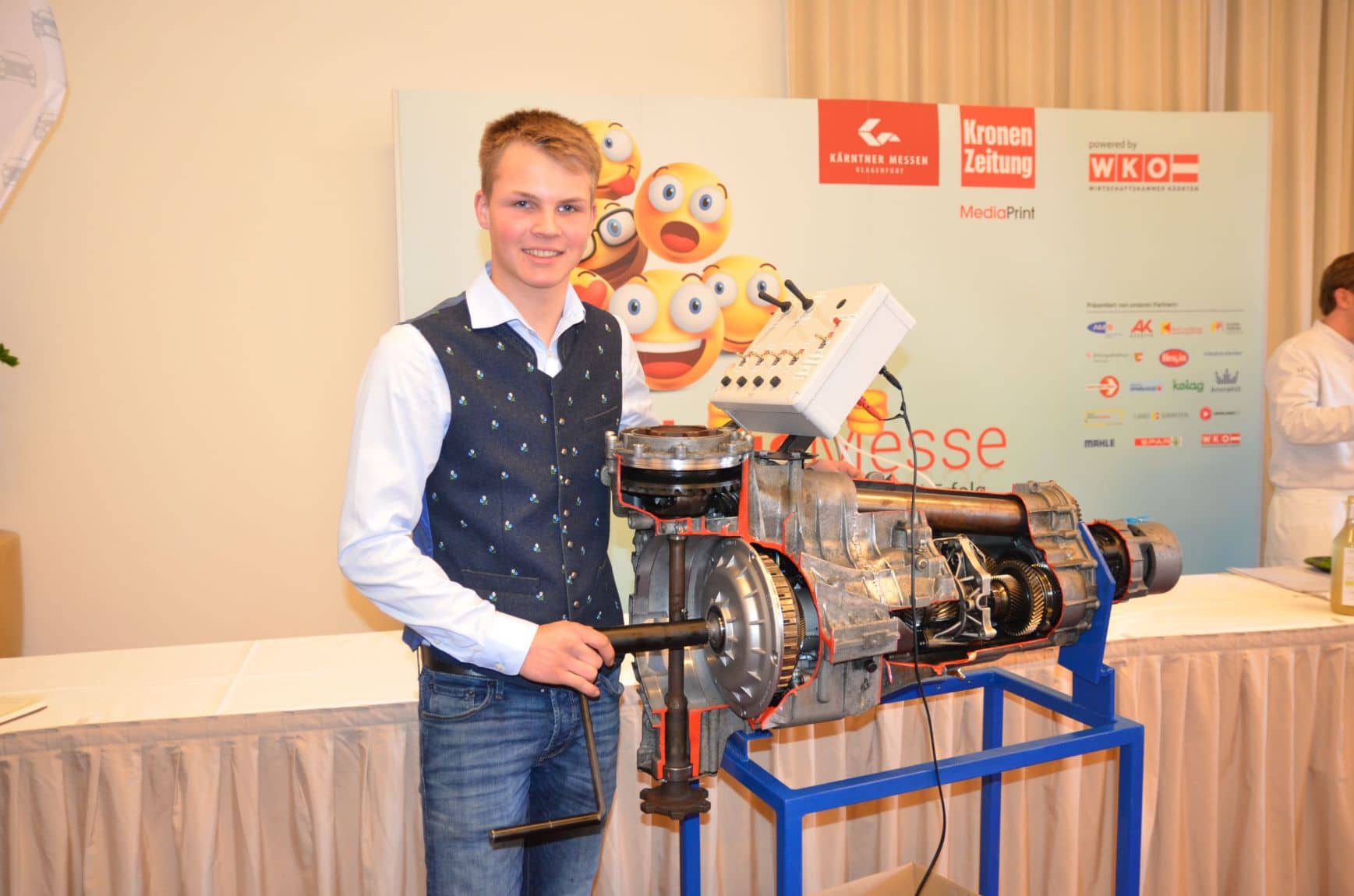 Die FBS Villach 2 präsentiert ein Funktionsmodell eines Direktschaltgetriebes, ein Projekt des Lehrlings Christoph Ulbing vom Autohaus Wiegele in Villach.