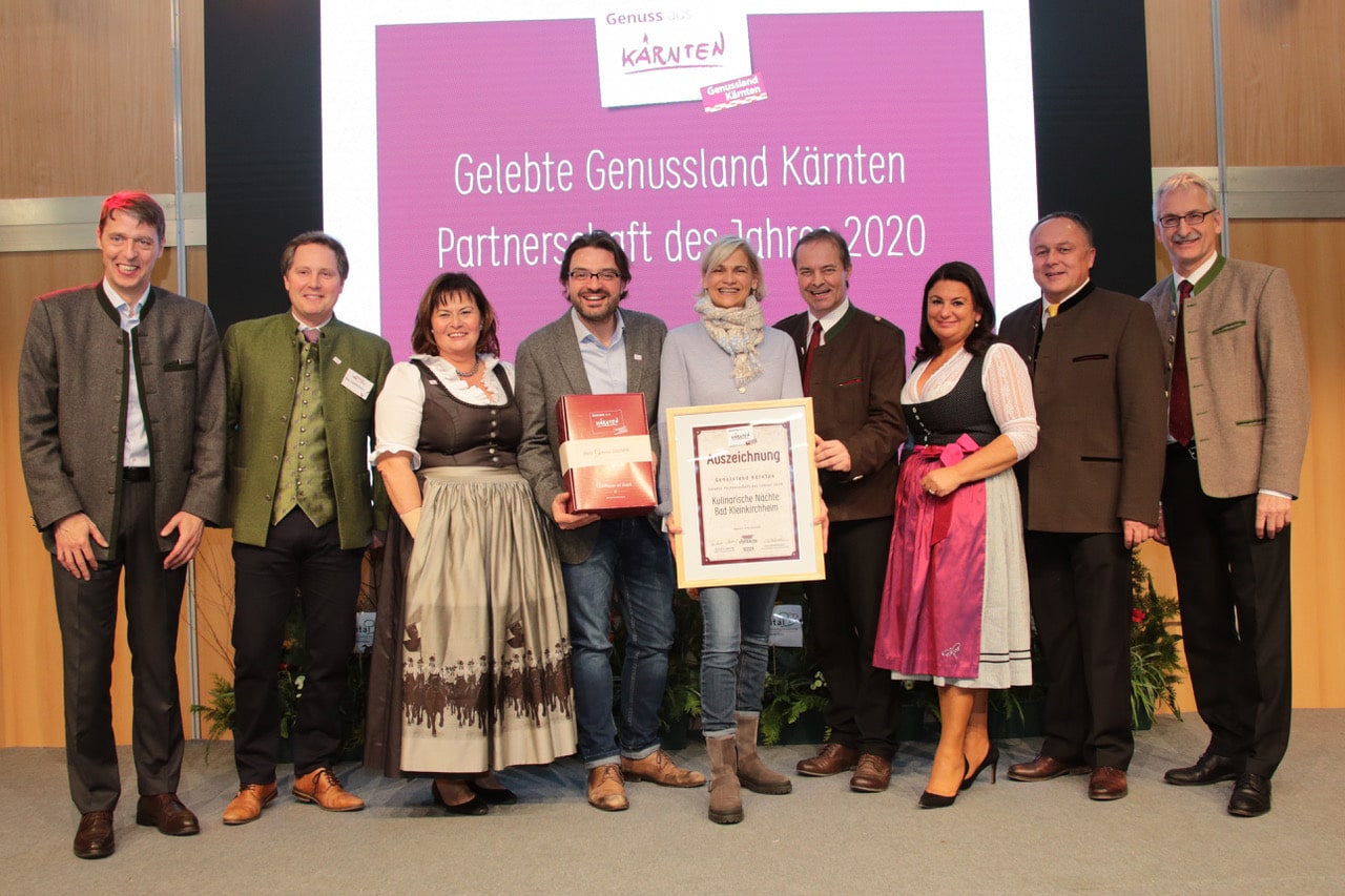 Barbara Strobl-Widergut, Geschäftsführerin der Bad Kleinkirchheim<br></img>Region Marketing GmbH (5 v.l.) und Genussland Kärnten Chefkoch Marco Krainer (4 v.l.)<br></br>nahmen die Auszeichnung für die „Gelebte Genussland Partnerschaft des Jahres 2020“<br></br>entgegen.