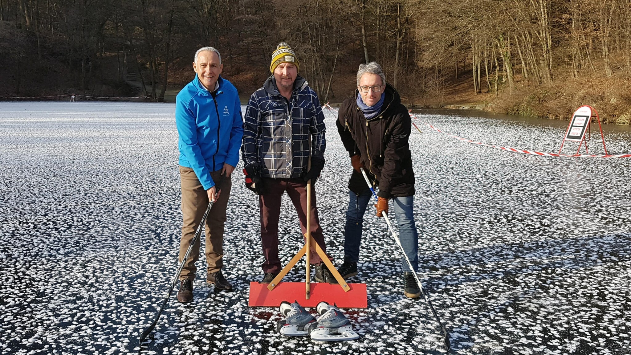 Sportreferent Vzbgm. Jürgen Pfeiler, Fischerwirt-Chef Peter Rulofs und Christian Jochum (DS Sport) freuen sich, kostenloses Eislaufen am Kreuzberglteich anbieten zu können.