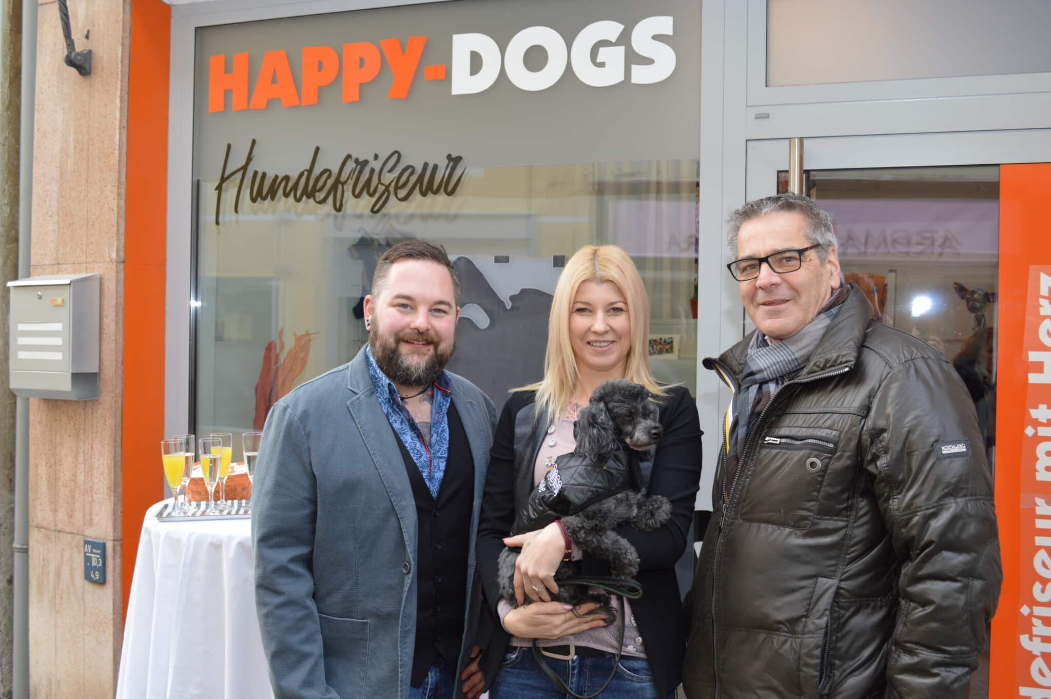 Stadtmarketing-Chef Gerhard Angerer gratuliert Sandra Gallob und Sandro Semmler zur Eröffnung von „Happy Dogs“ in der Lederergasse.