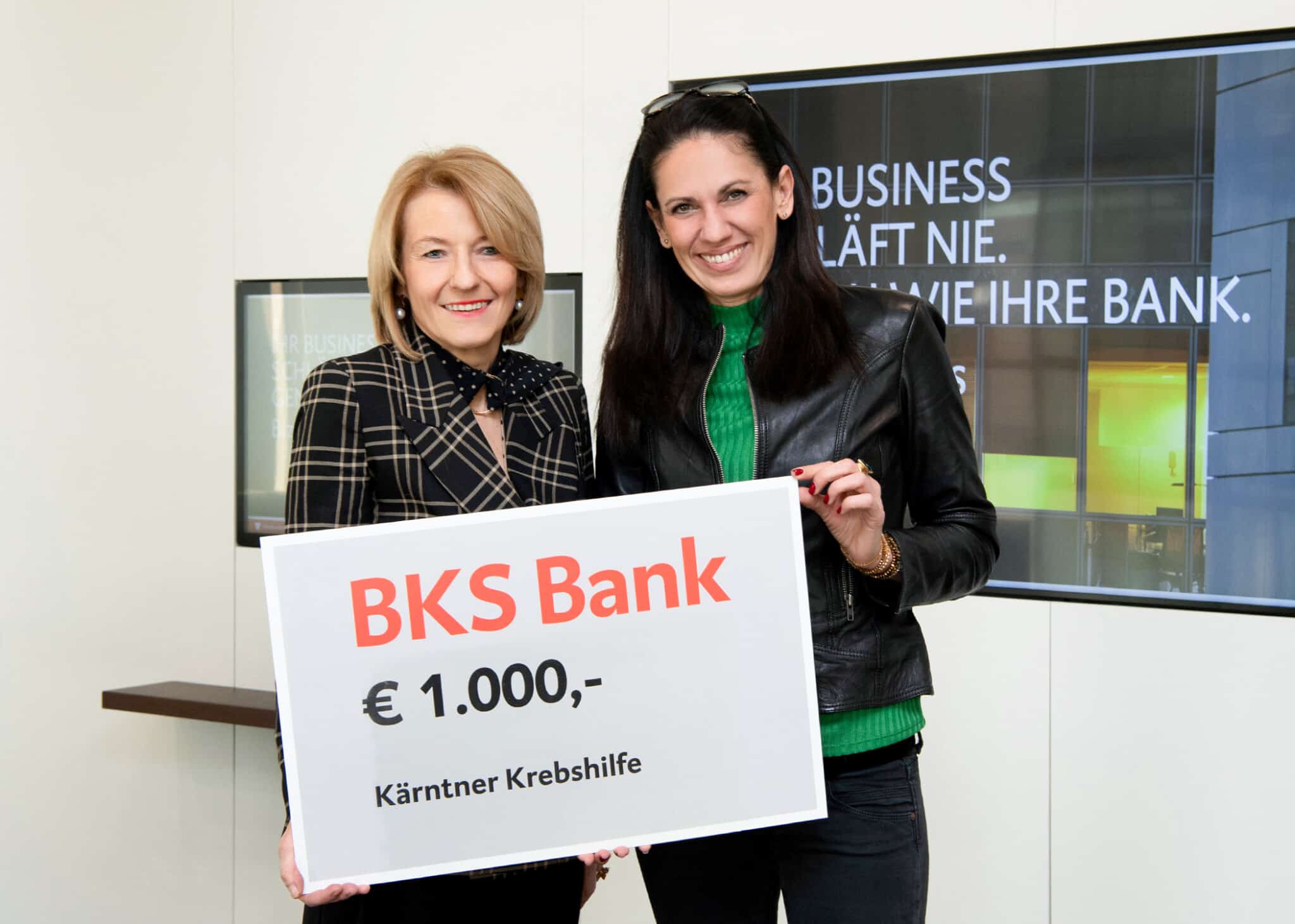 Jasmine Mrak-Caamaño - Geschäftsführerin der Krebshilfe Kärnten nimmt die Spende von Sabine Lax - Leiterin der BKS Bank-Direktion Kärnten dankend entgegen.