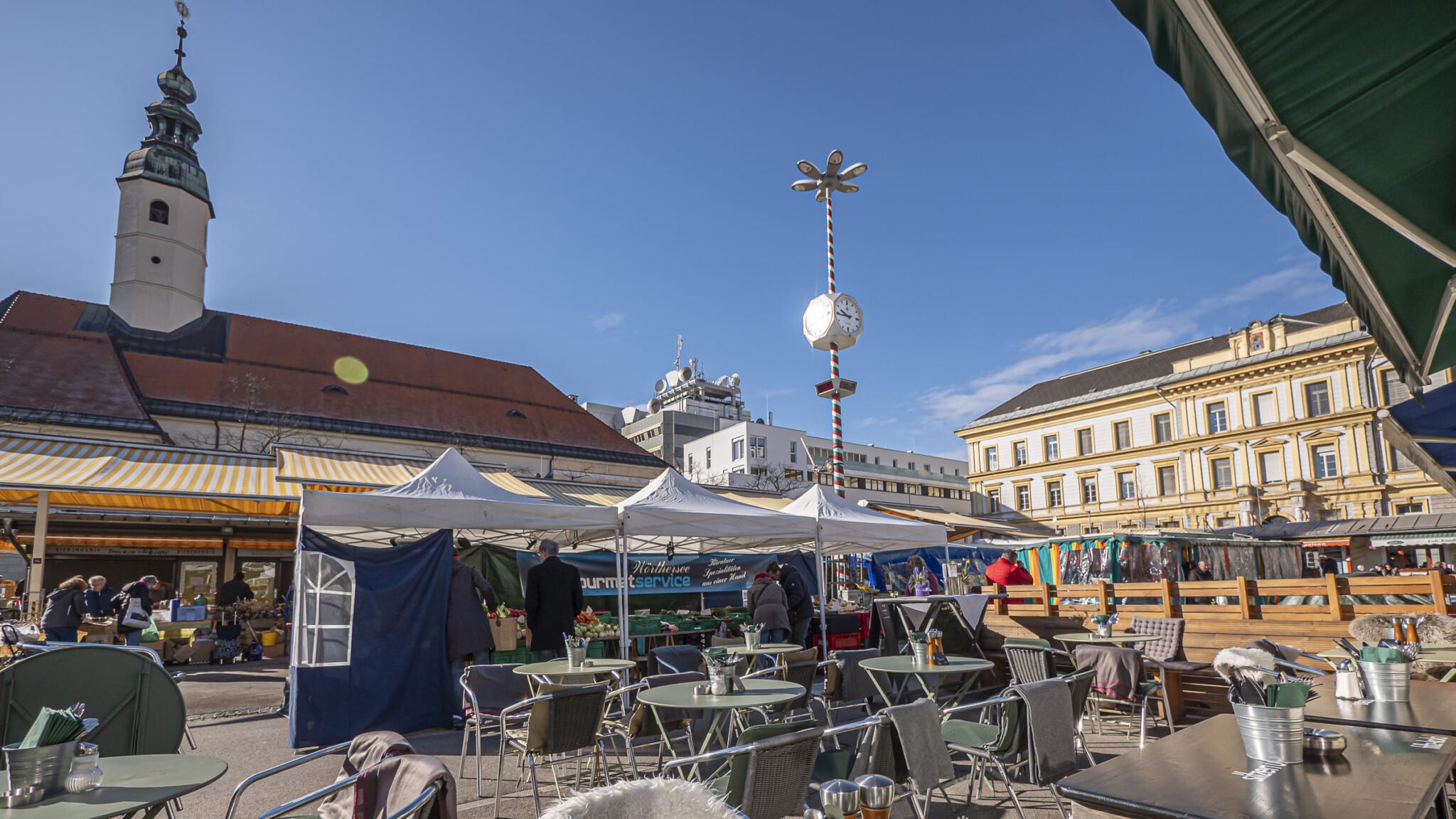 Mitten in der Klagenfurter Innenstadt gibt es beim Benediktinermarkt neben heimischen Lebensmitteln auch Spezialitäten aus Kärnten, Friaul und Slowenien.