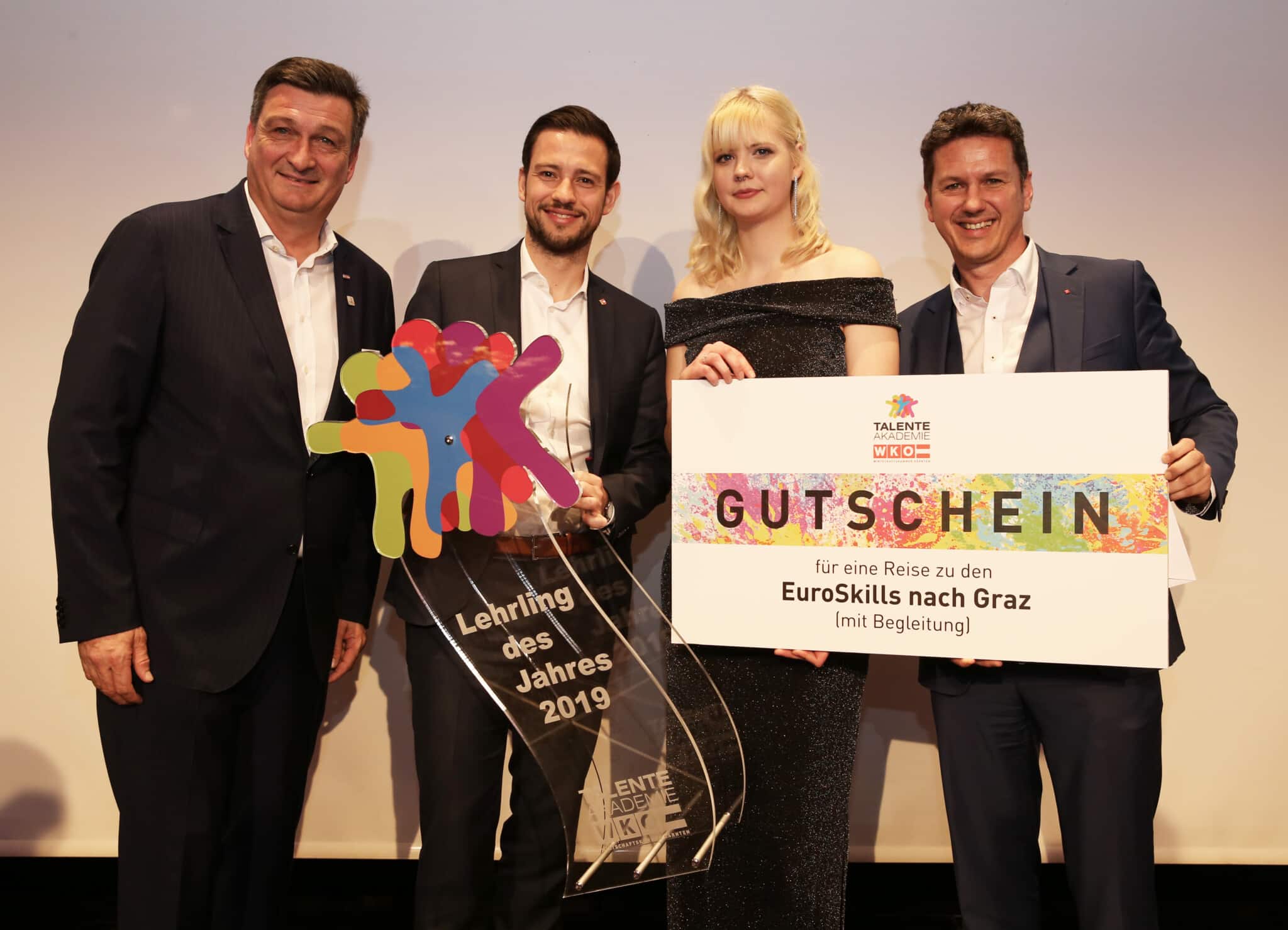 Im Bild: Jürgen Mandl (WKO Präsident), LR Sebastian Schuschnig, Sabrina Süßenbacher (Lehling des Jahres) und LR Daniel Fellner.
