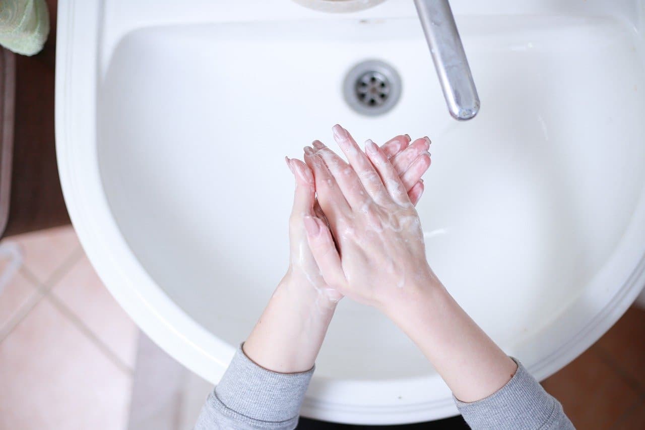 Wichtigste allgemeine Handlungsempfehlung sei laut den Experten das regelmäßige Händewaschen mit Wasser und Seife.