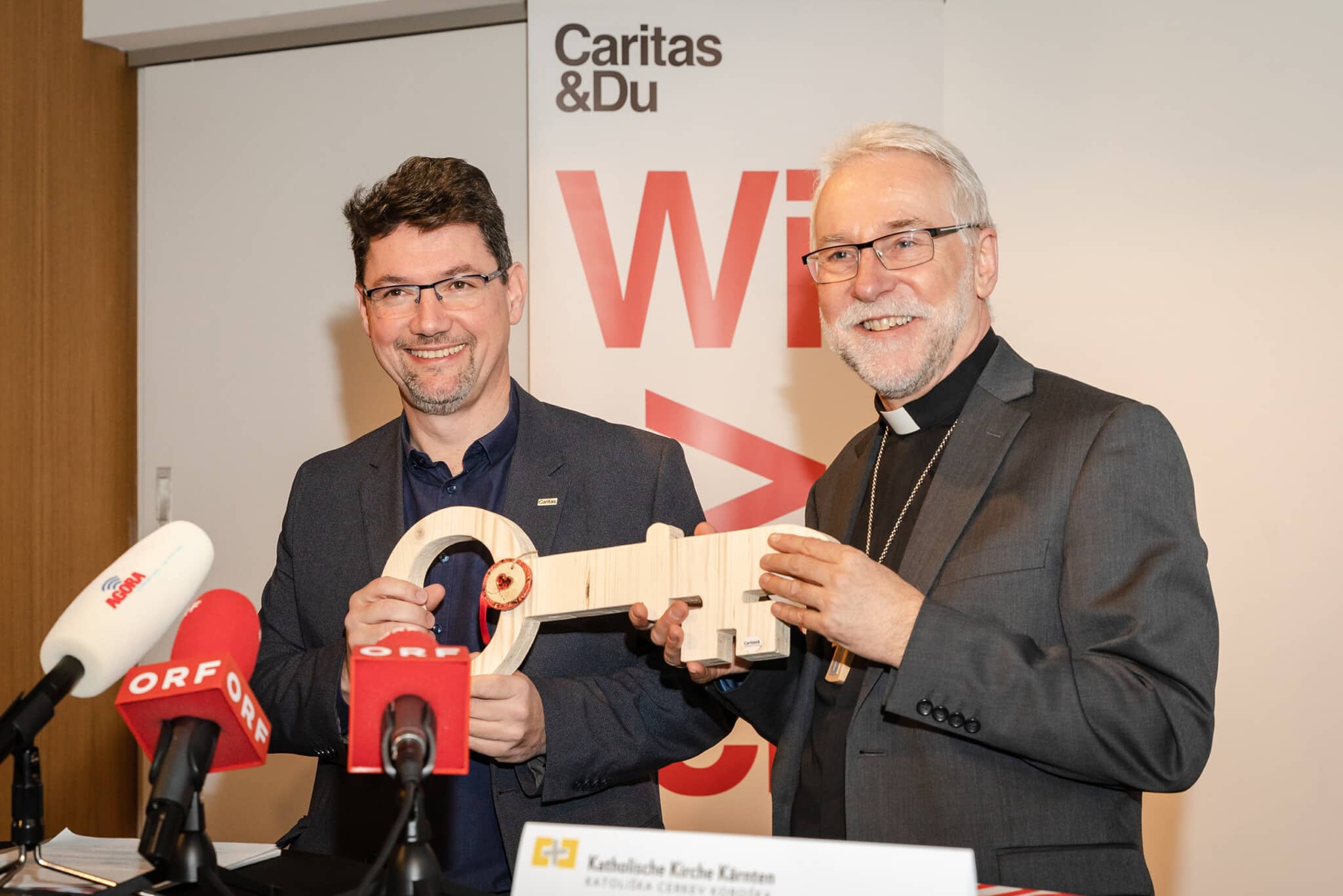 Bischof Josef Marketz bei einer Schlüsselübergabe an Direktor Ernst Sandriesser, seinen Nachfolger in der Caritas.