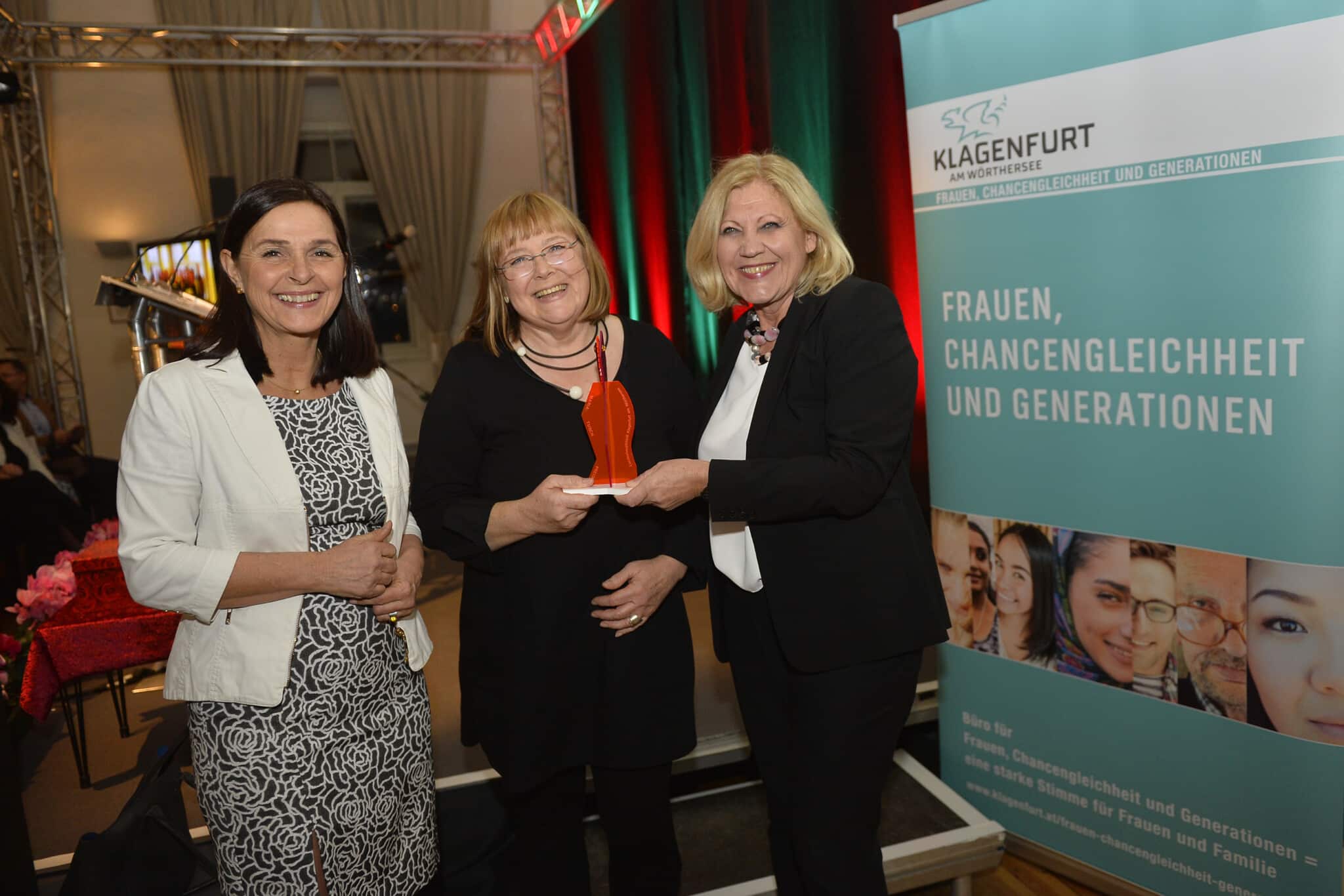 Im Bild: Bürgermeisterin Maria-Luise Mathiaschitz, Roswitha Bucher und Frauenbeauftragte
Astrid Malle.