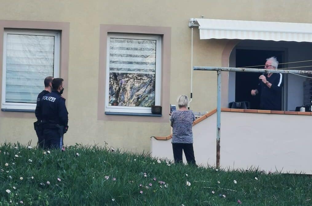 Der 77-jährige Musiker wurde in Villach von Polizeibeamten gebeten, den Corona-Flashmob-Gig vor seiner Wohnungstür zu beenden.