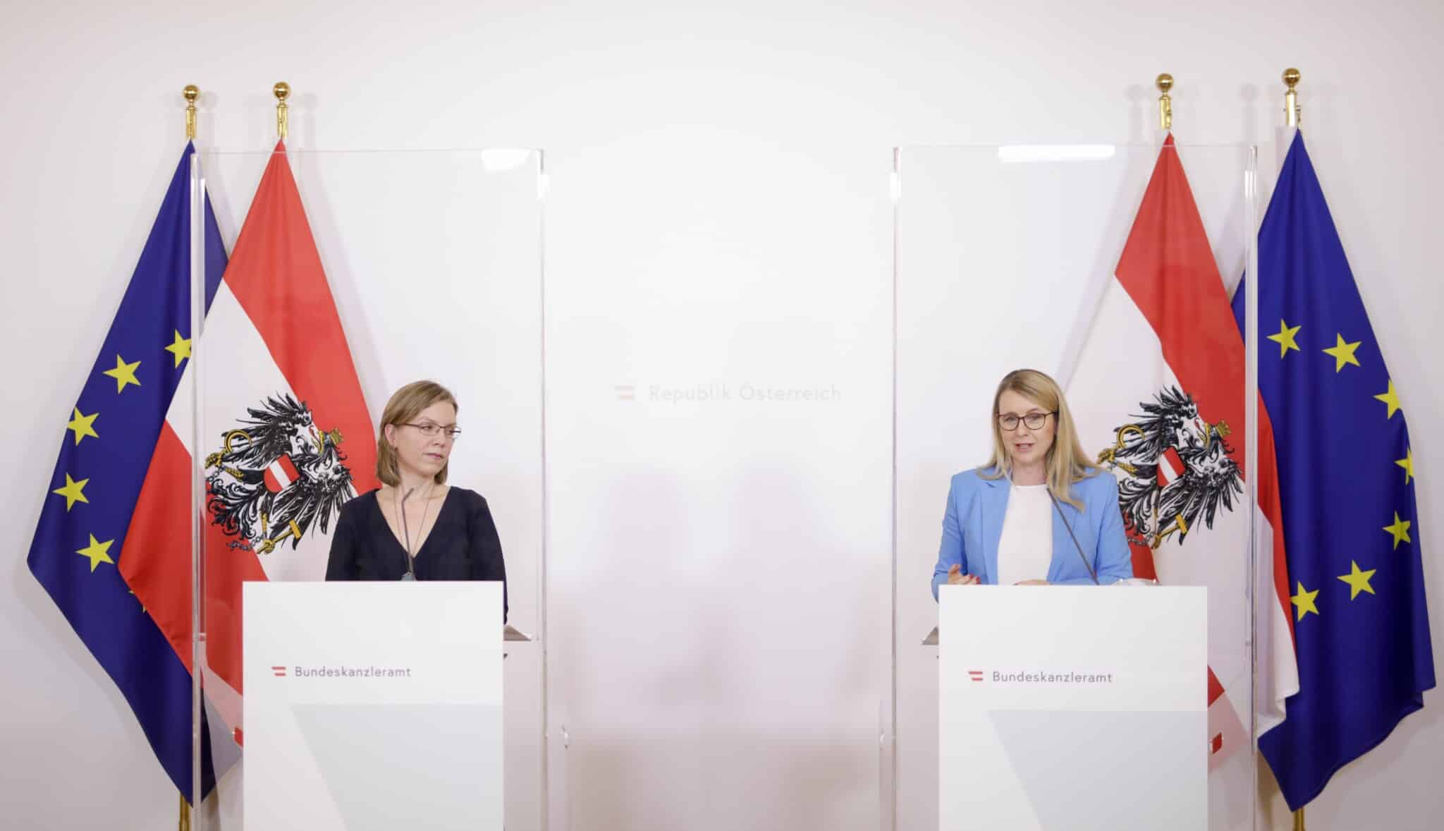 Klimaschutz- und Innovationsministerin Leonore Gewessler (l.) und Wirtschaftsministerin Margarete Schramböck (r.).