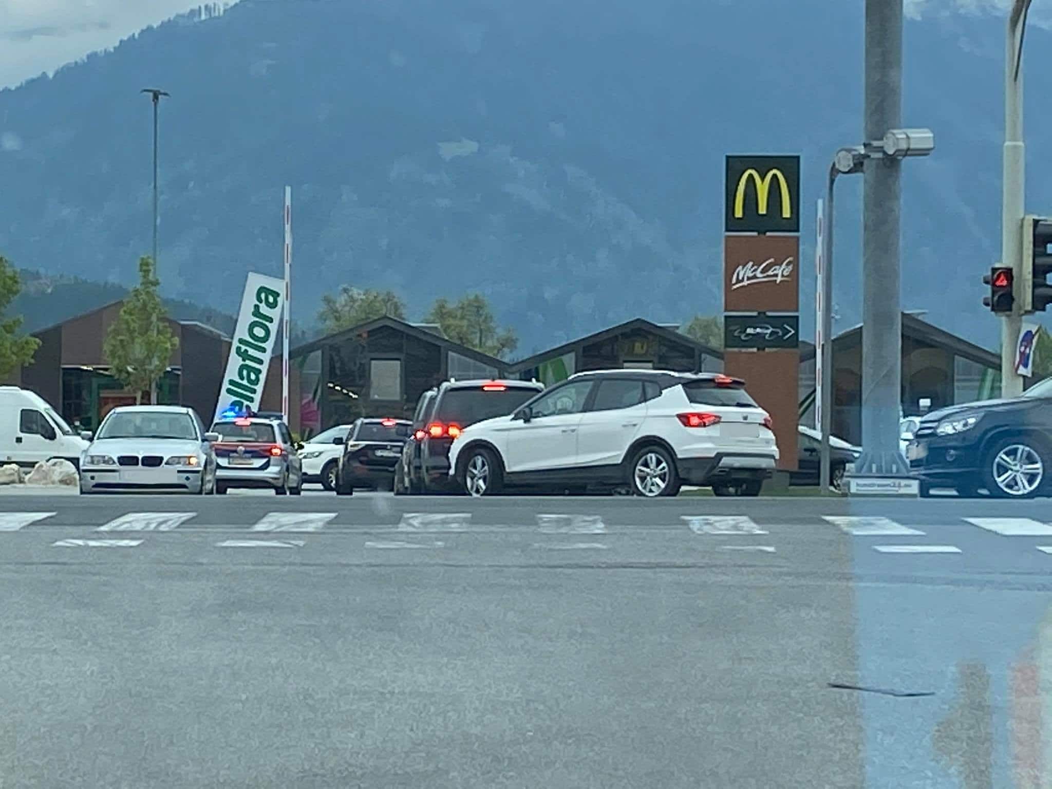 Beamte der Polizei standen auch noch gegen 17.15 Uhr beim McDonalds in der Maria-Gailer-Straße und mussten den Verkehr regeln.
