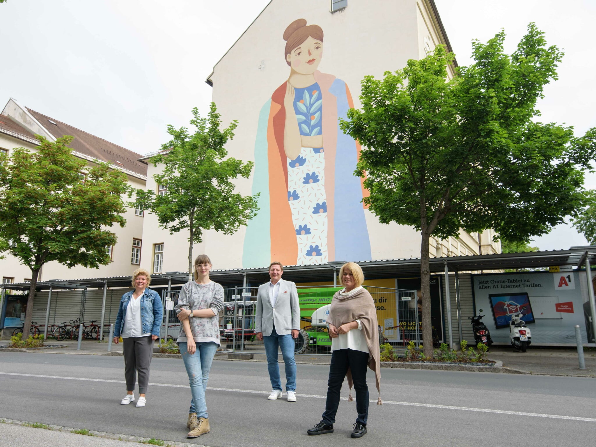 Street-Art-Künstlerin Isa Toman malte das Motiv auf die Khevenhüllerschule.
