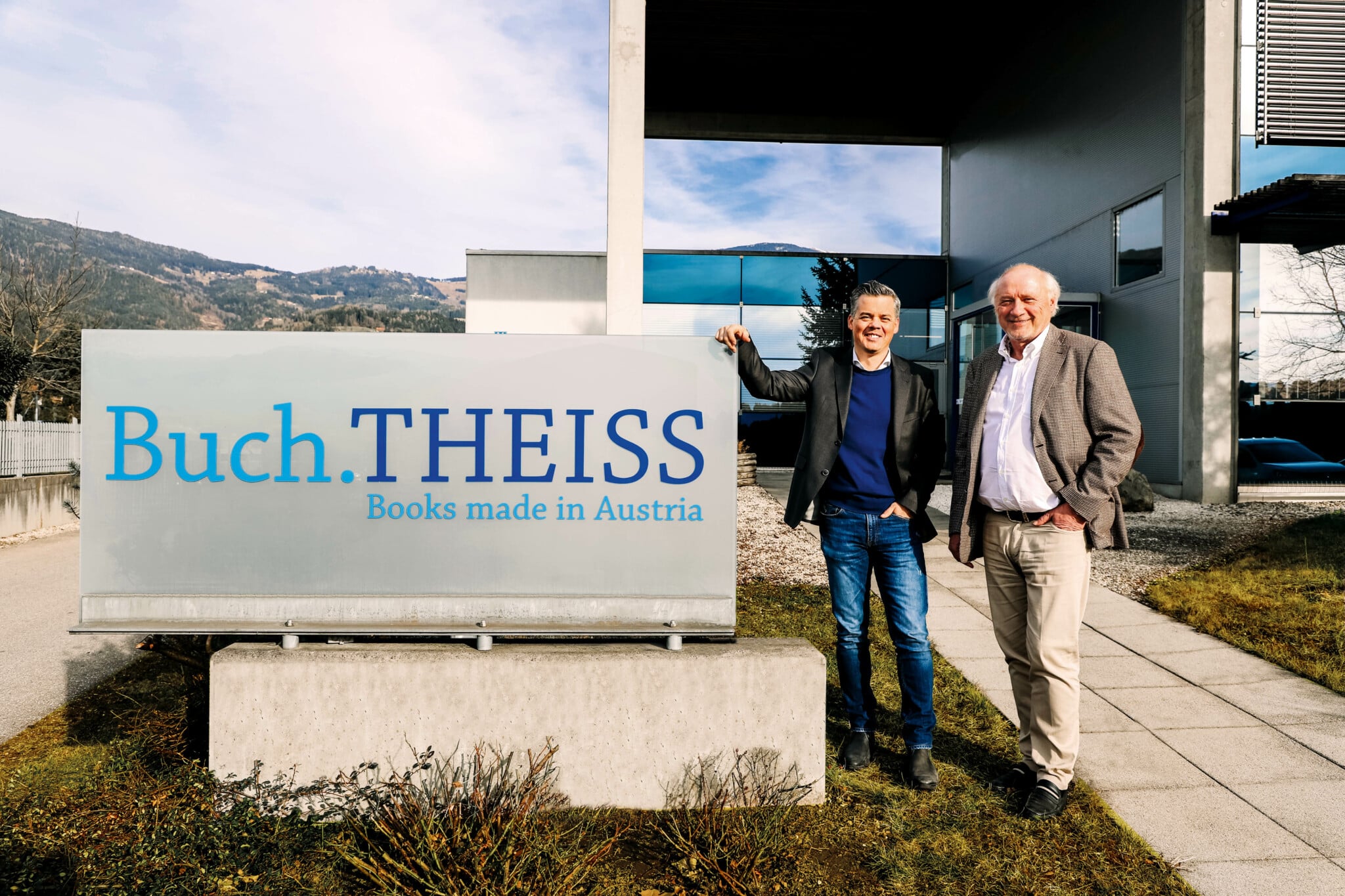 Geschäftsführer Tibor Valentin (l.) und Eigentümer Gerhard Aichhorn vor der Firmenzentrale der Kärntner Druckerei Theiss.