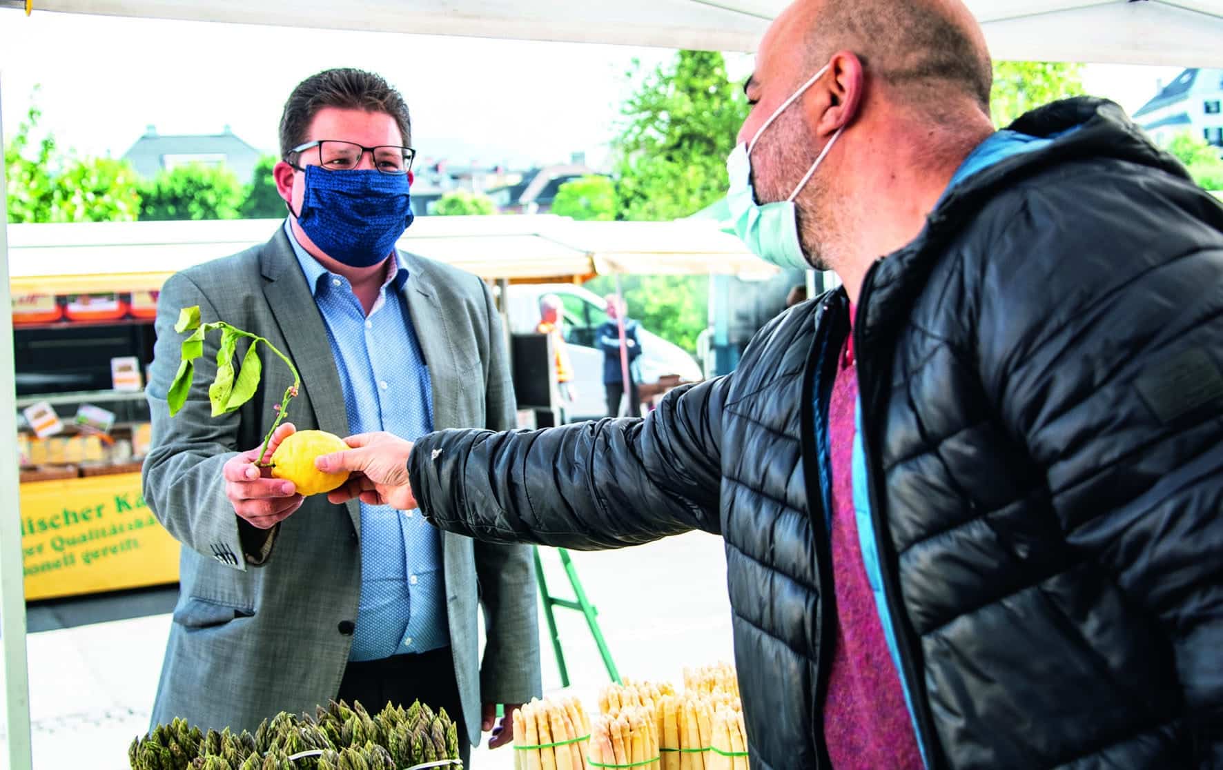 Marktreferent Stadtrat Christian Pober freut sich über die Erweiterung der Produktpalette am Villacher Wochenmarkt. 