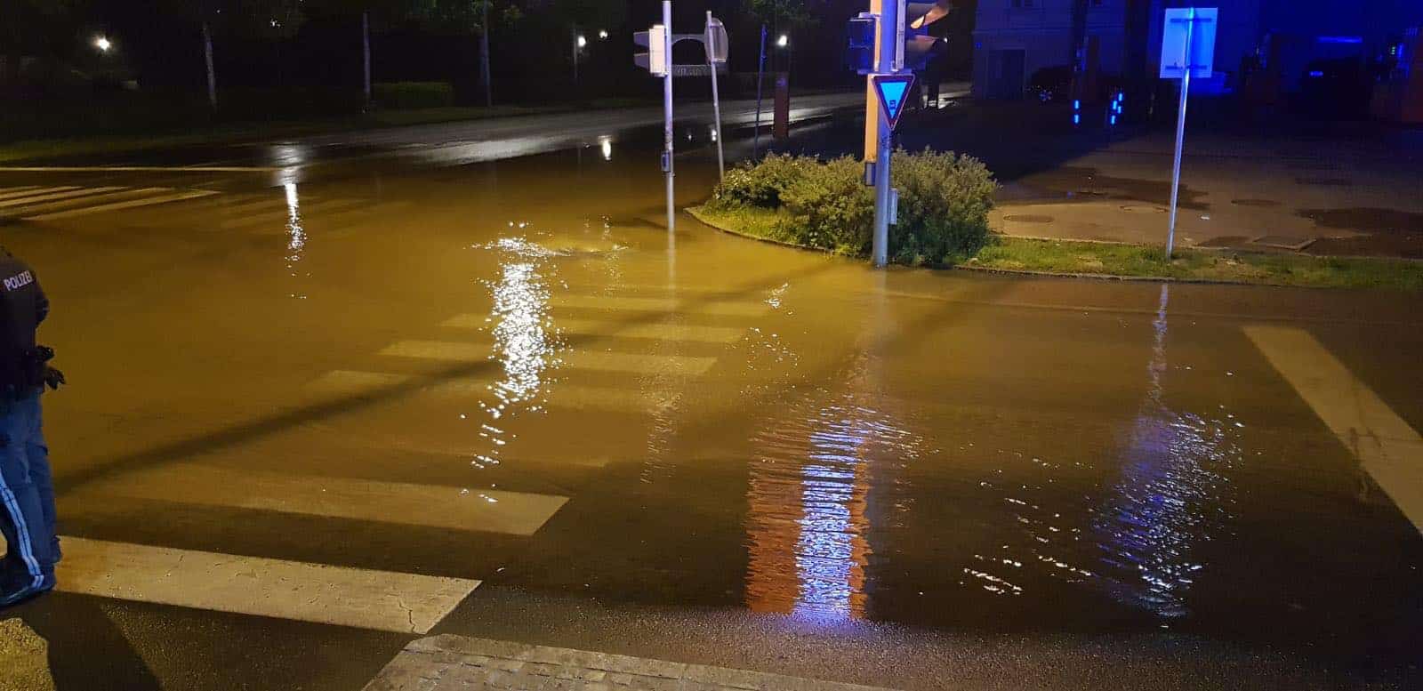 Die Kameraden der FF Hauptwache Klagenfurt und der Berufsfeuerwehr Klagenfurt wurden zu einem Wasserrohrbruch in die Koschatstraße alarmiert.