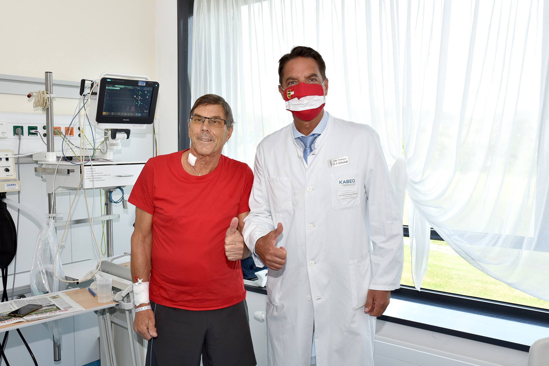 Der Prim. Univ.-Prof. Dr. Reinhard Mittermair mit seinem Patienten.