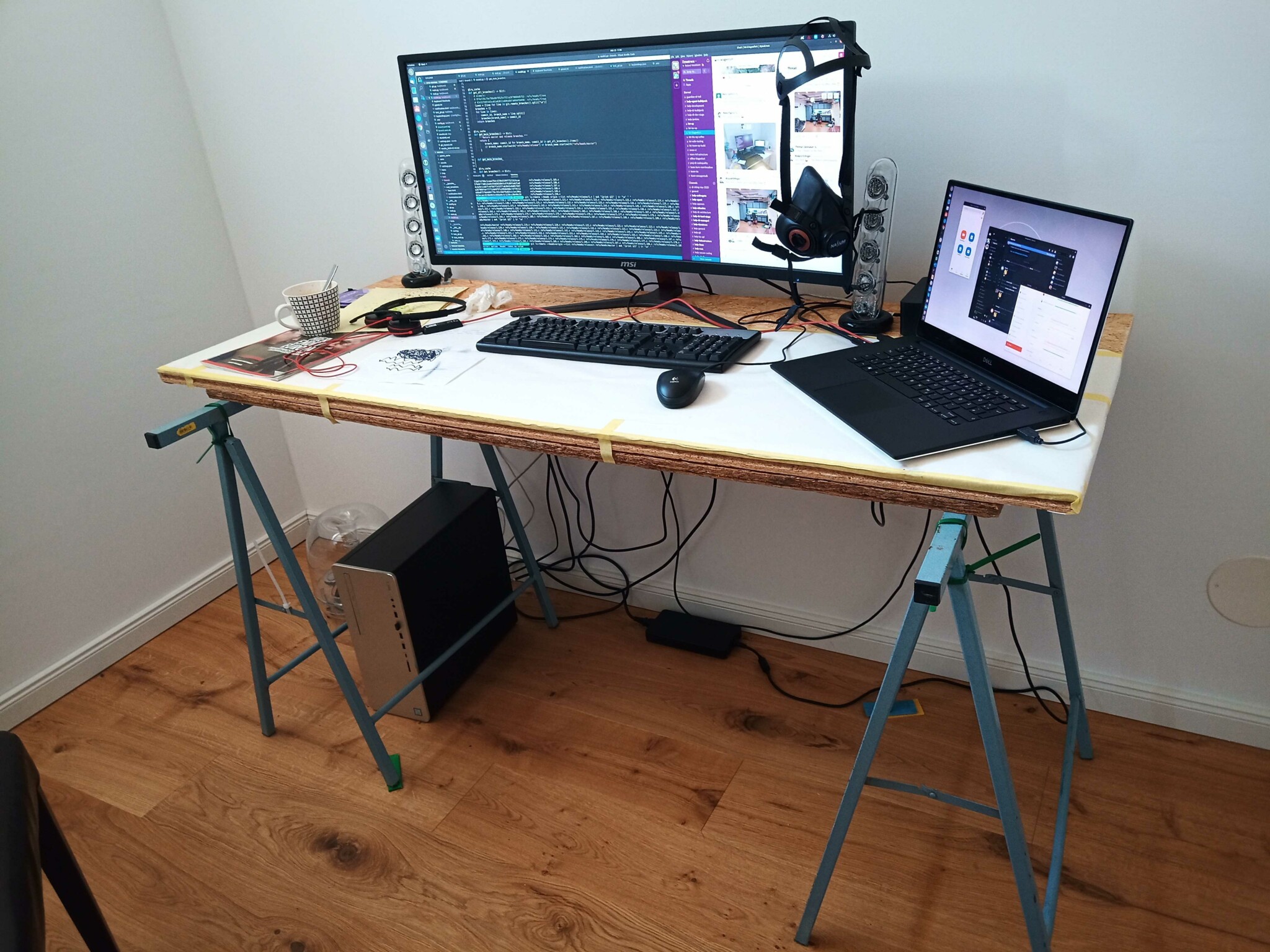 Ein kreativer Schreibtisch, ausgerüstet mit moderner Hardware.