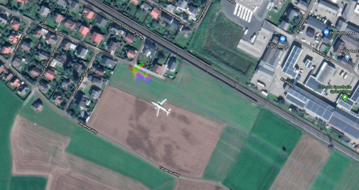 Es scheint, als würde das Flugzeug direkt auf der Wiese vor Spittal parken. 