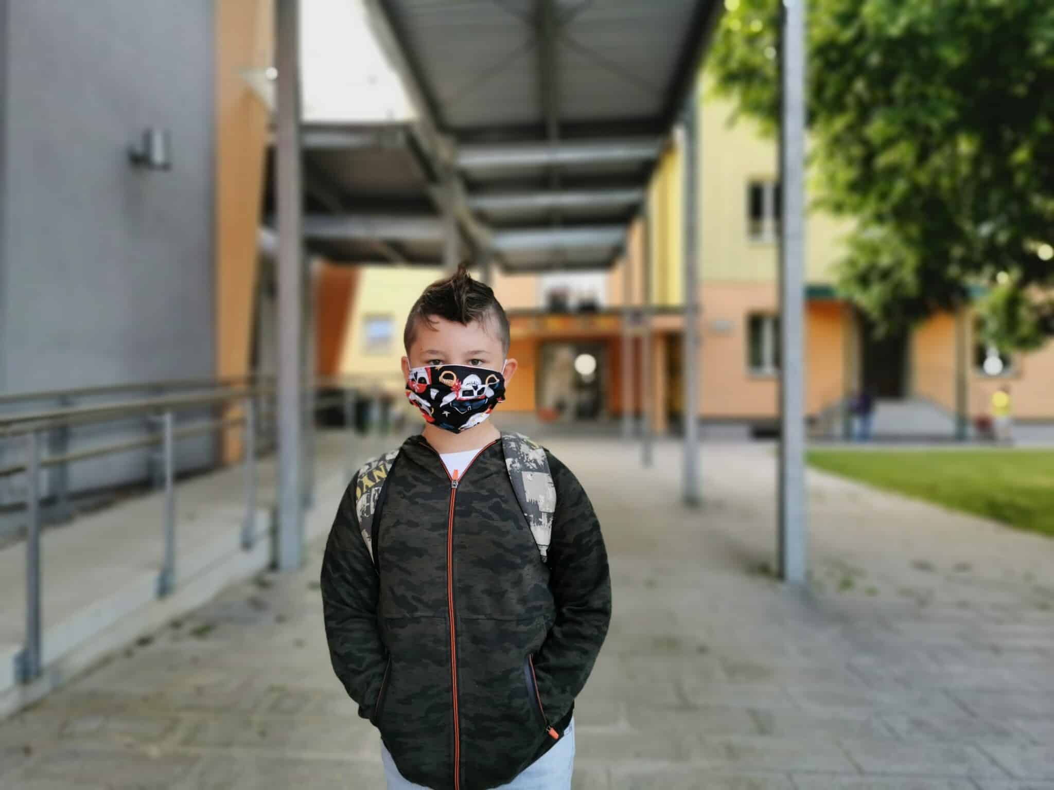 Beim Betreten des Schulgebäudes müssen die Schüler eine Maske tragen.