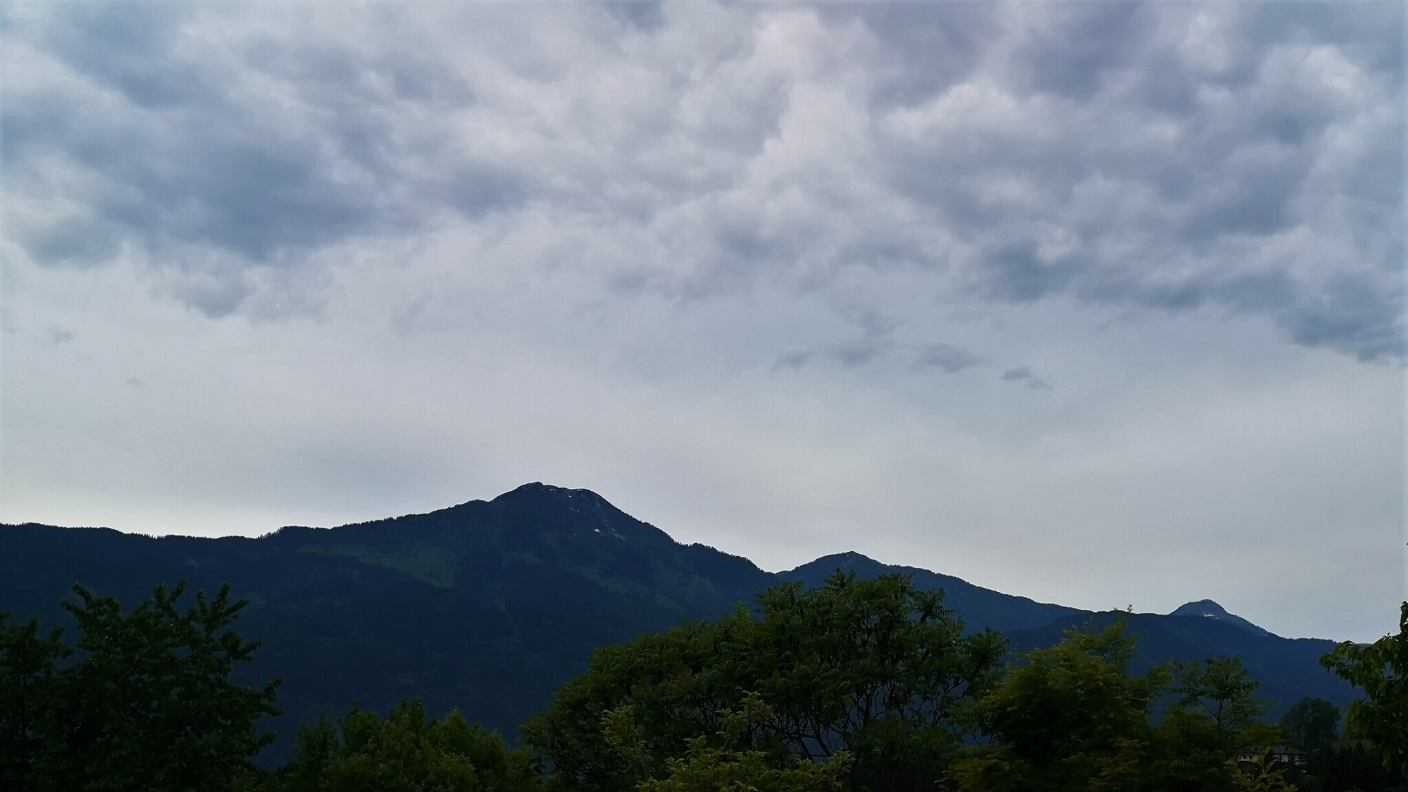 Nur am Vormittag lässt sich die Sonne in manchen Teilen Kärntens blicken. Sonst überwiegen Quellwolken und teils gewittrige Regenschauer.