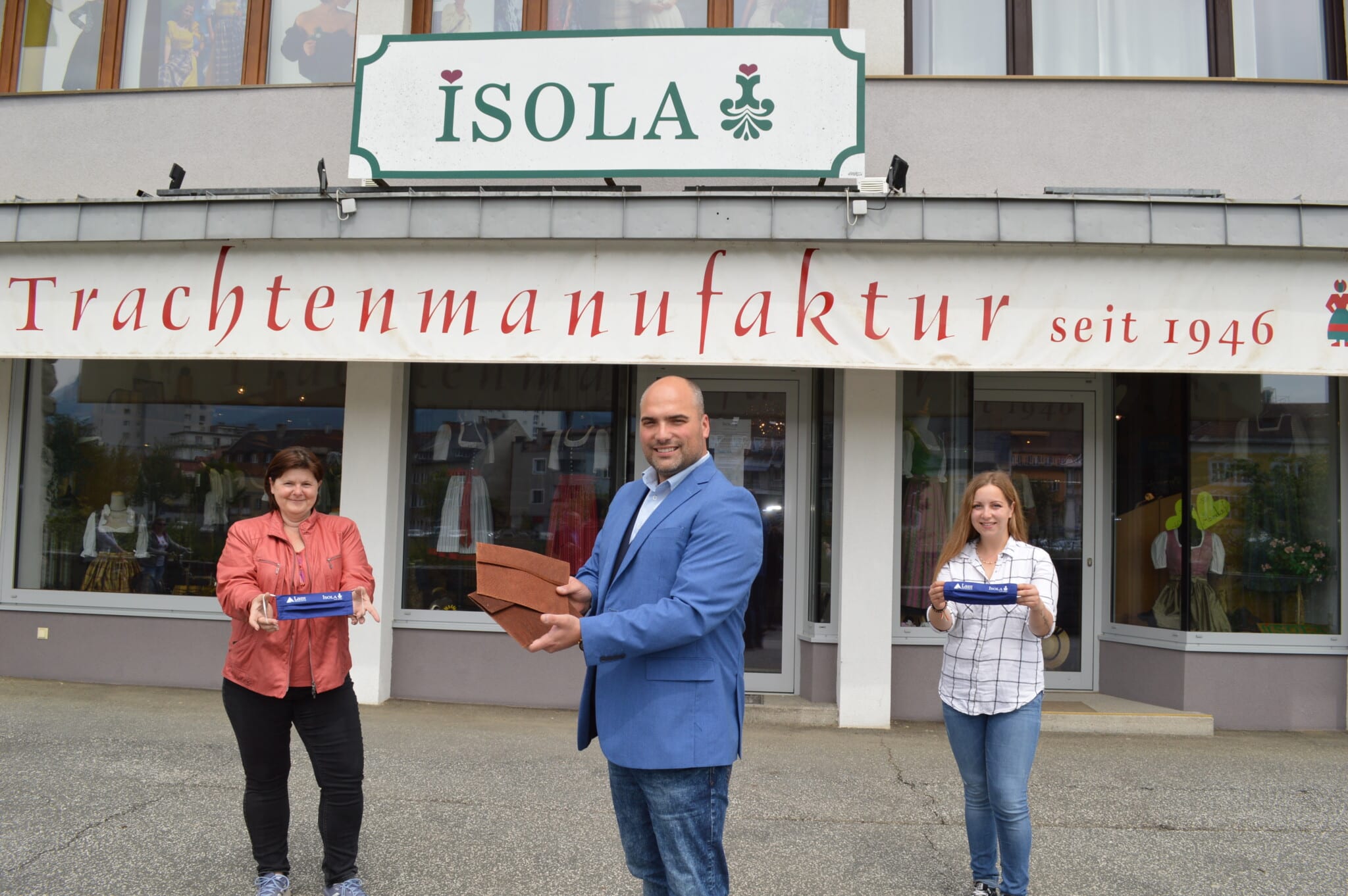 Isola-Juniorchef Alexander Weiss überreicht eine namhafte
Geldspende an Kathrin Lex-Michevc (ARGE Sozial) und
Maria Kac (Westbahnhoffnung).