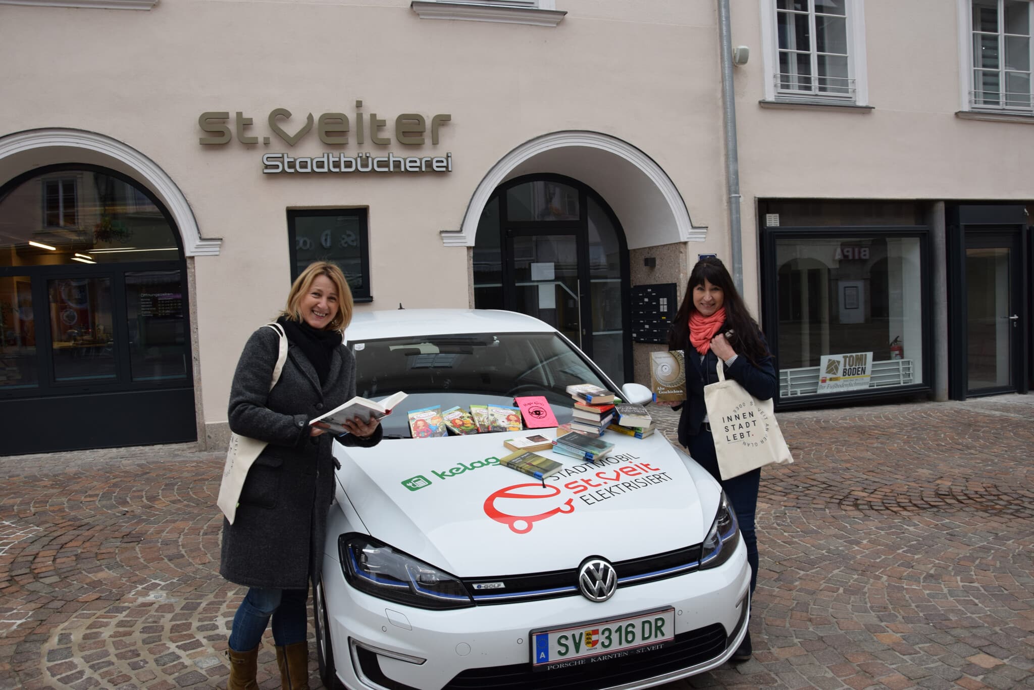 Stadtbücherei-Leiterin Beate Feichter (links) mit Kollegin Anita Regenfelder sind mit dem Zustellservice im gesamten Stadtgebiet unterwegs.