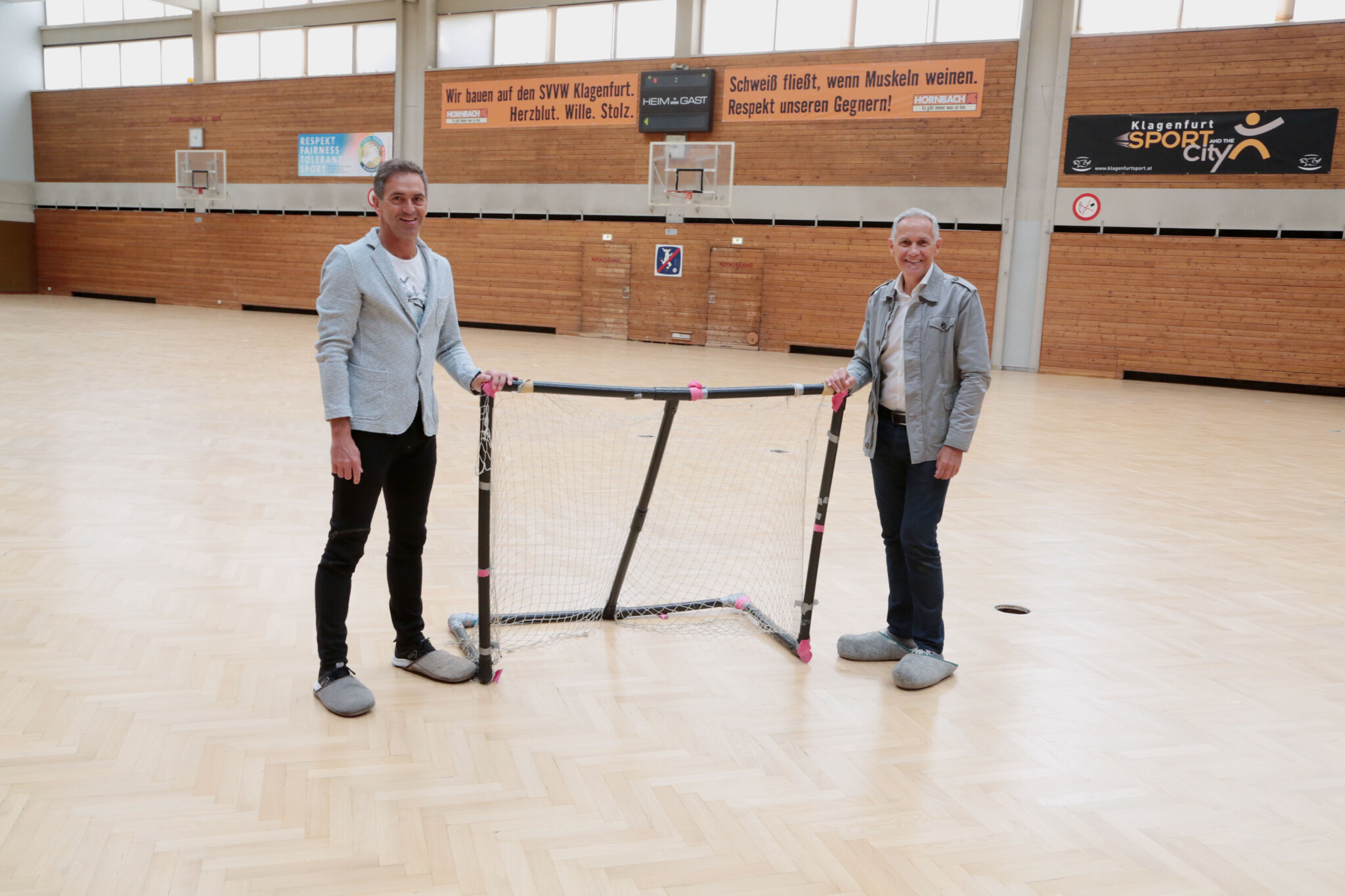Mario Polak (Leiter Sportamt) und Sportreferent Vzbgm. Jürgen Pfeiler freuen sich, die Klagenfurter Sporthallen für die Vereine öffnen zu können.