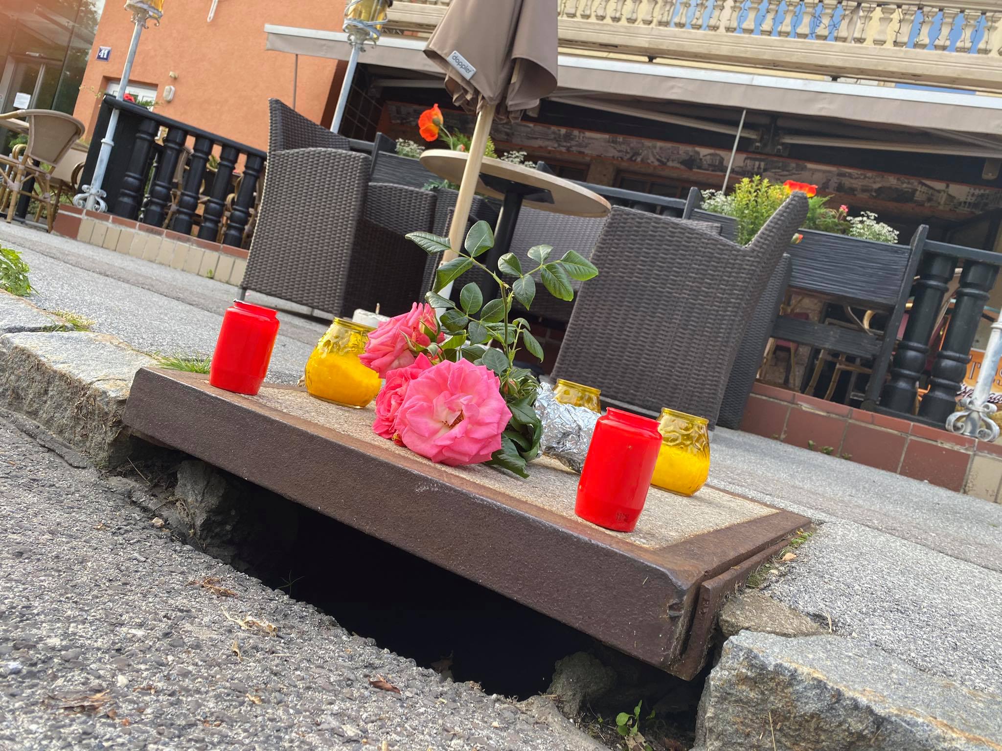 Am Tatort in Drobollach wurden Kerzen und Blumen aufgestellt. 