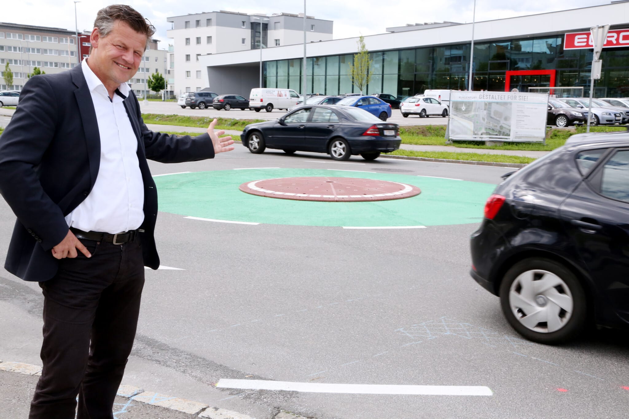 Der Minikreisverkehr in Welzenegg wurde Ende Mai 2019 von Verkehrsreferent Stadtrat Christian Scheider für den Verkehr freigegeben.