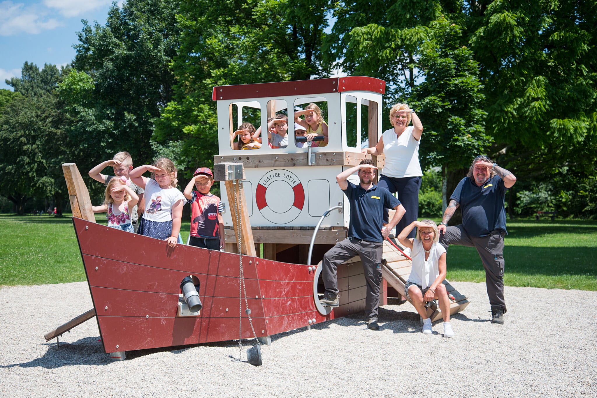Am Bild: Vizebürgermeisterin Irene Hochstetter Lackner mit den Kindern des Kindergartens Auf der Tratten,