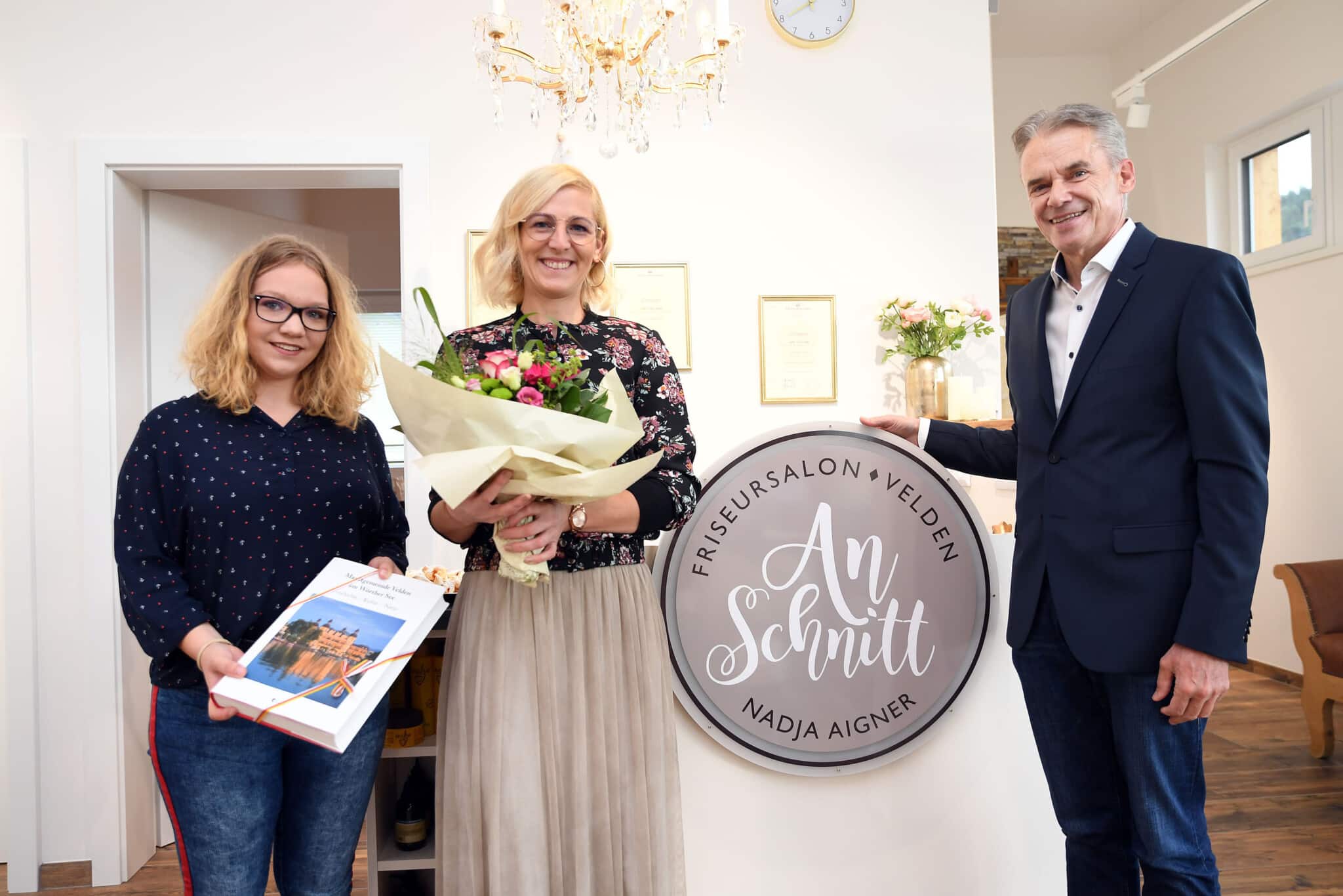 Nadja Aigner (Mitte) eröffnete ihr neues Friseurstudio. Bürgermeister Ferdinand Vouk gratulierte. 
