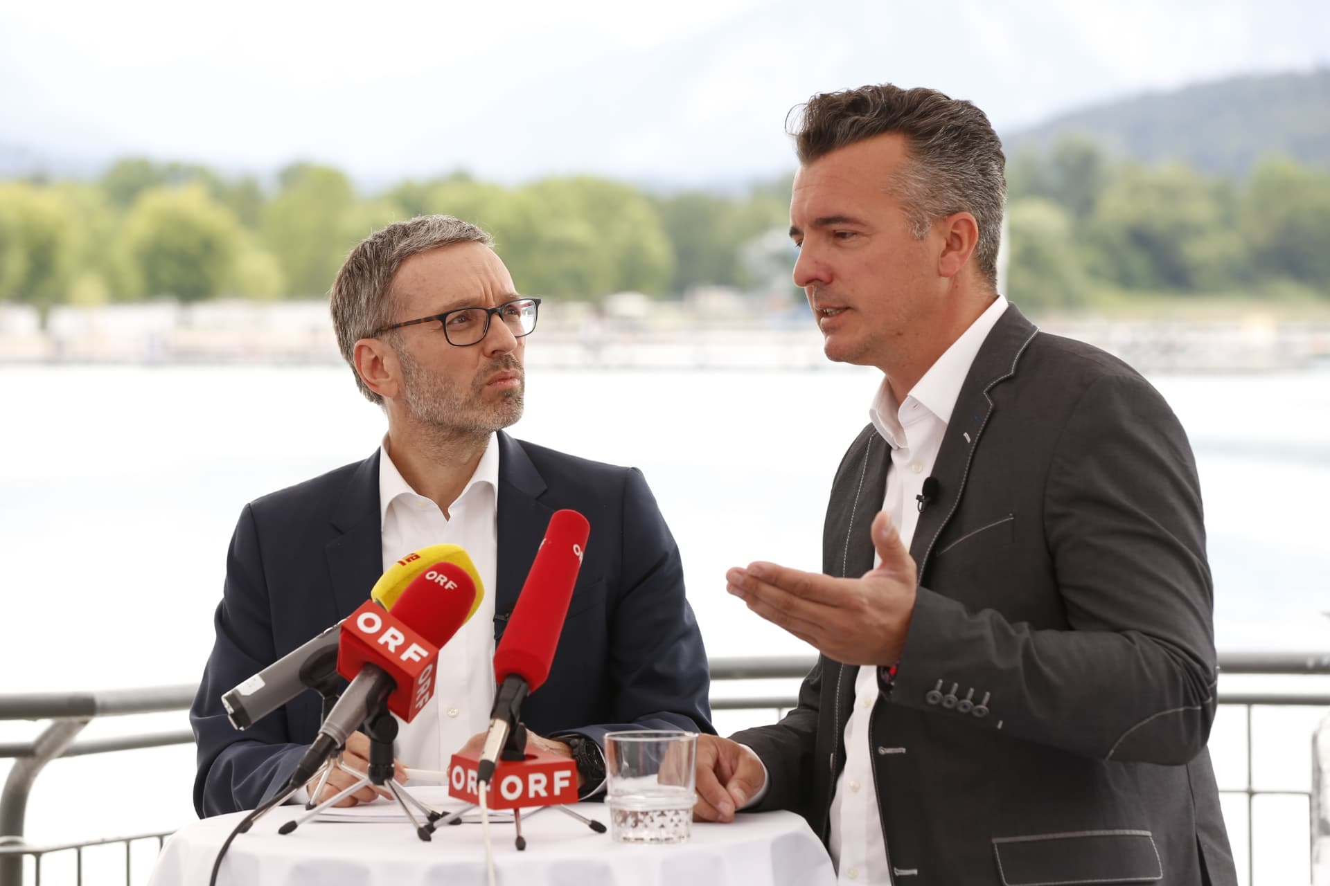 FPÖ-Klubobmann Herbert Kickl und der Kärntner FPÖ-Landesparteichef Gernot Darmann bei der Pressekonferenz am Wörthersee.