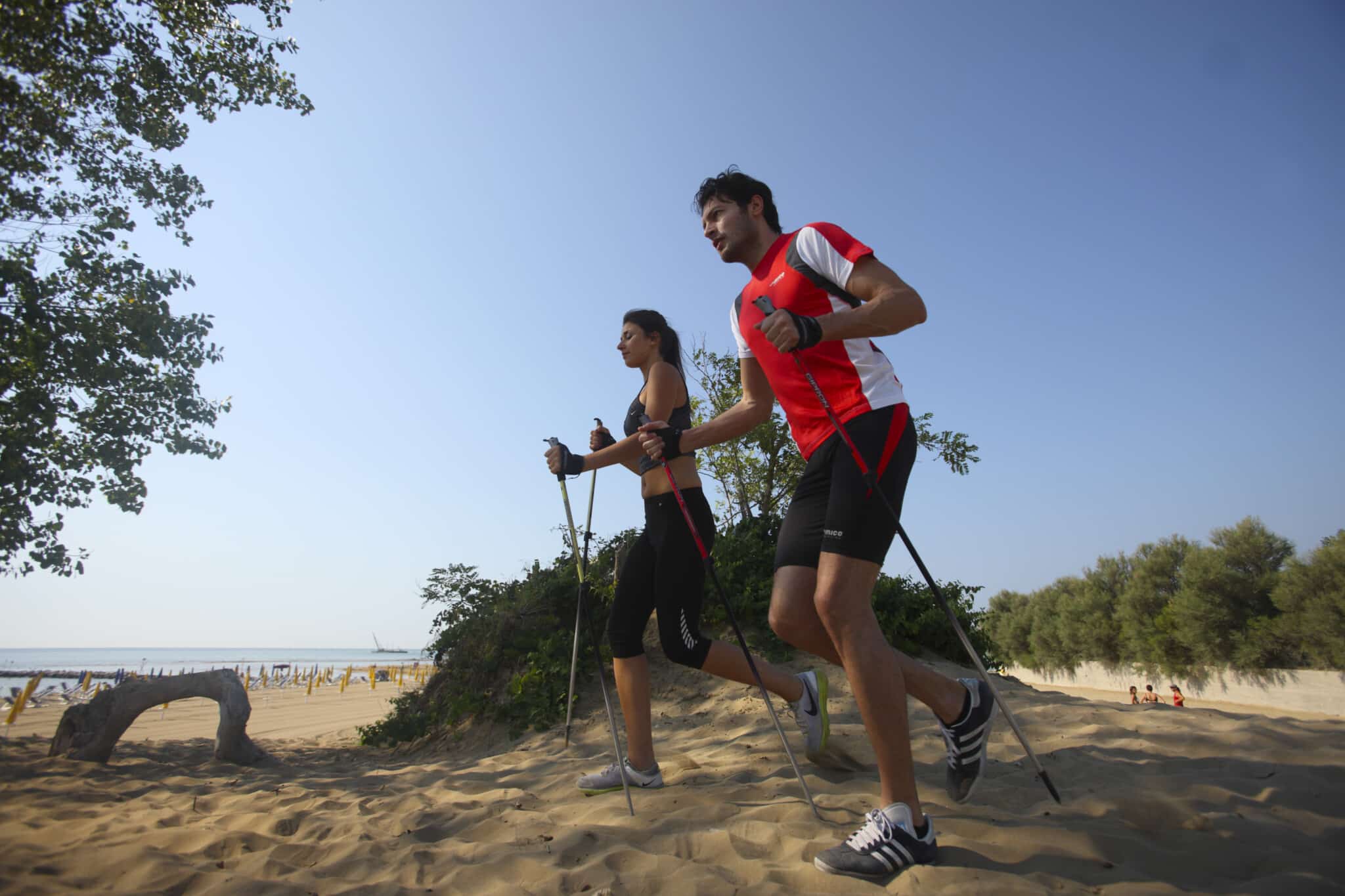 Lignanos weitläufiger Strand ist ideal für individuelle Sportarten (c) Mate Image