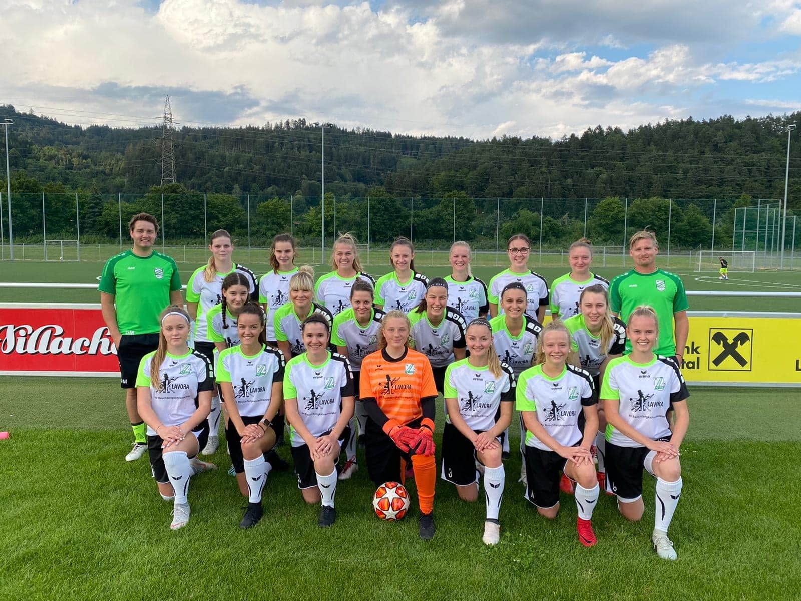 Der Frauenfußballverein SC Landskron mit den Mitgliedern und Trainern.