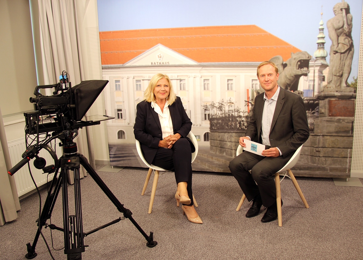 Bürgermeisterin Maria-Luise Mathiaschitz und Valentin Unterkircher im neuen Interviewraum der Landeshauptstadt Klagenfurt.