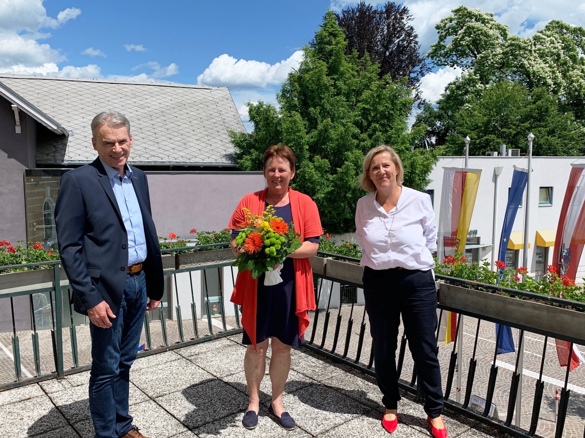 eldens Bürgermeister Ferdinand Vouk und Vizebürgermeisterin Birgit Fischer hießen mit großer Freude und einem Blumenstrauß Sabine Dietrich als Pflegekoordinatorin in der Marktgemeinde Velden auf das herzlichste Willkommen.