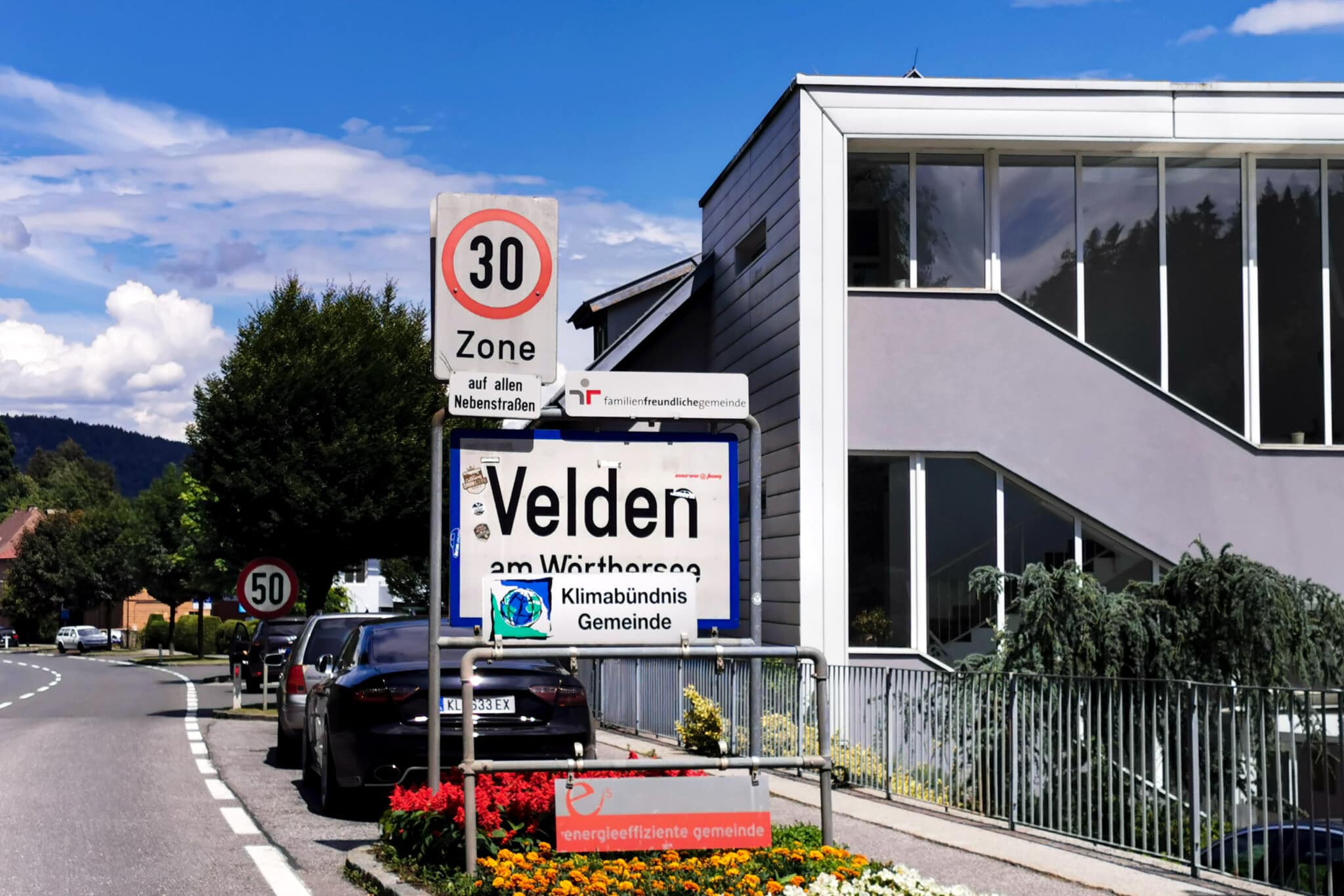 In Velden wurden in der vergangenen Nacht mehrere Verkehrszeichen beschädigt. Außerdem fielen den Tätern noch weitere Gegenstände zum Opfer.