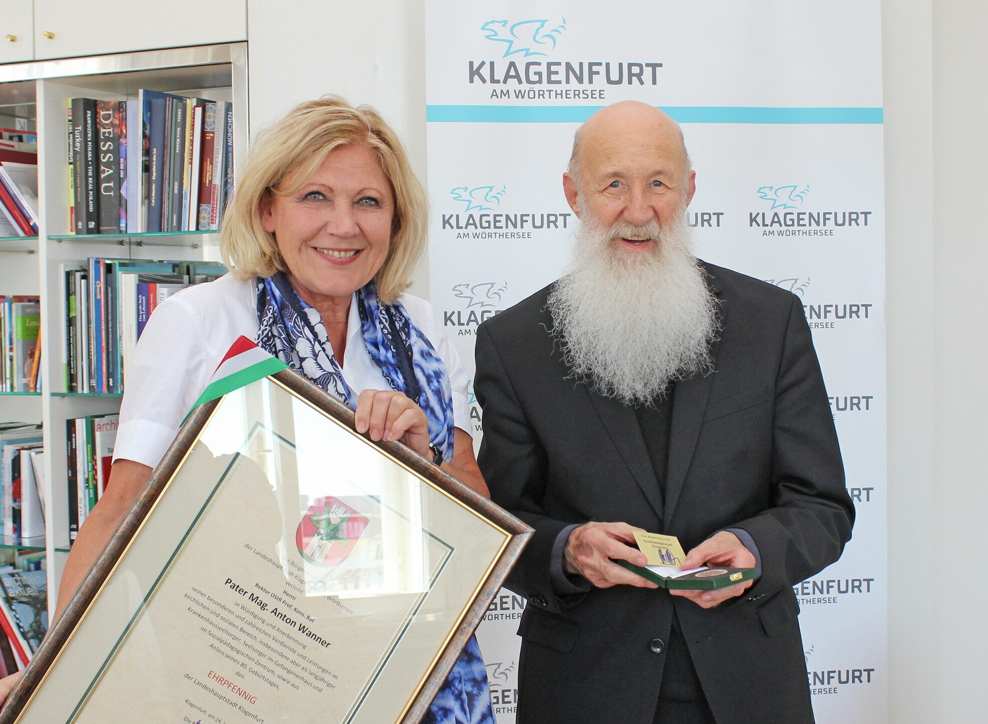 V.l. Bgm. Mathiaschitz mit Mag. Anton Wanner (alias Pater Anton) bei der Verleihung des Ehrpfennigs für seine herausragenden Leistungen als Seelsorger in Klagenfurt.