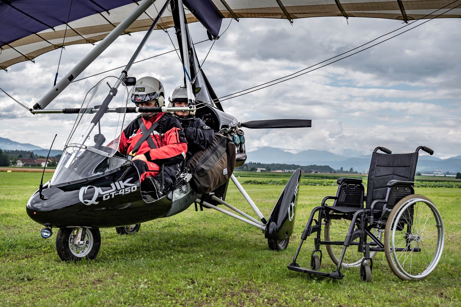 Mit 120 km/h flogen die Jugendlichen mit dem Piloten Bernhard Nagele auf 400 Höhenmetern über Wolfsberg.