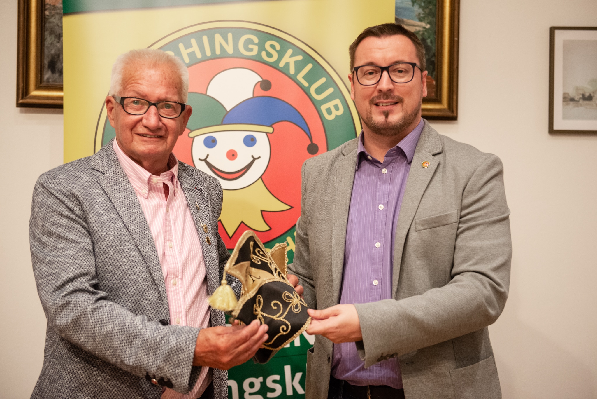 Narrenkappen-Übergabe: Ehrenpräsident Werner Robinig (links) mit seinem Nachfolger Peter Kowal