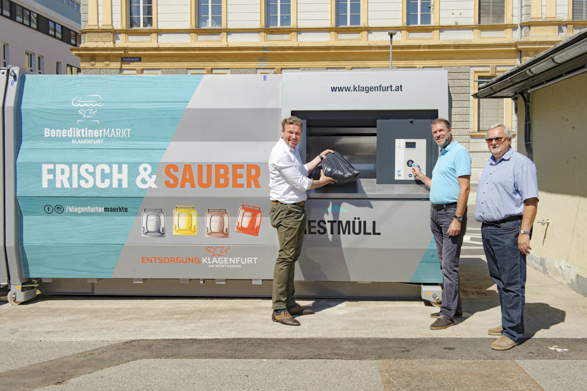 Vizebürgermeister Wolfgang Germ, Stadtrat Markus Geiger und Gemeinderat Ferdinand Sucher testen die neue Müllpressanlage.