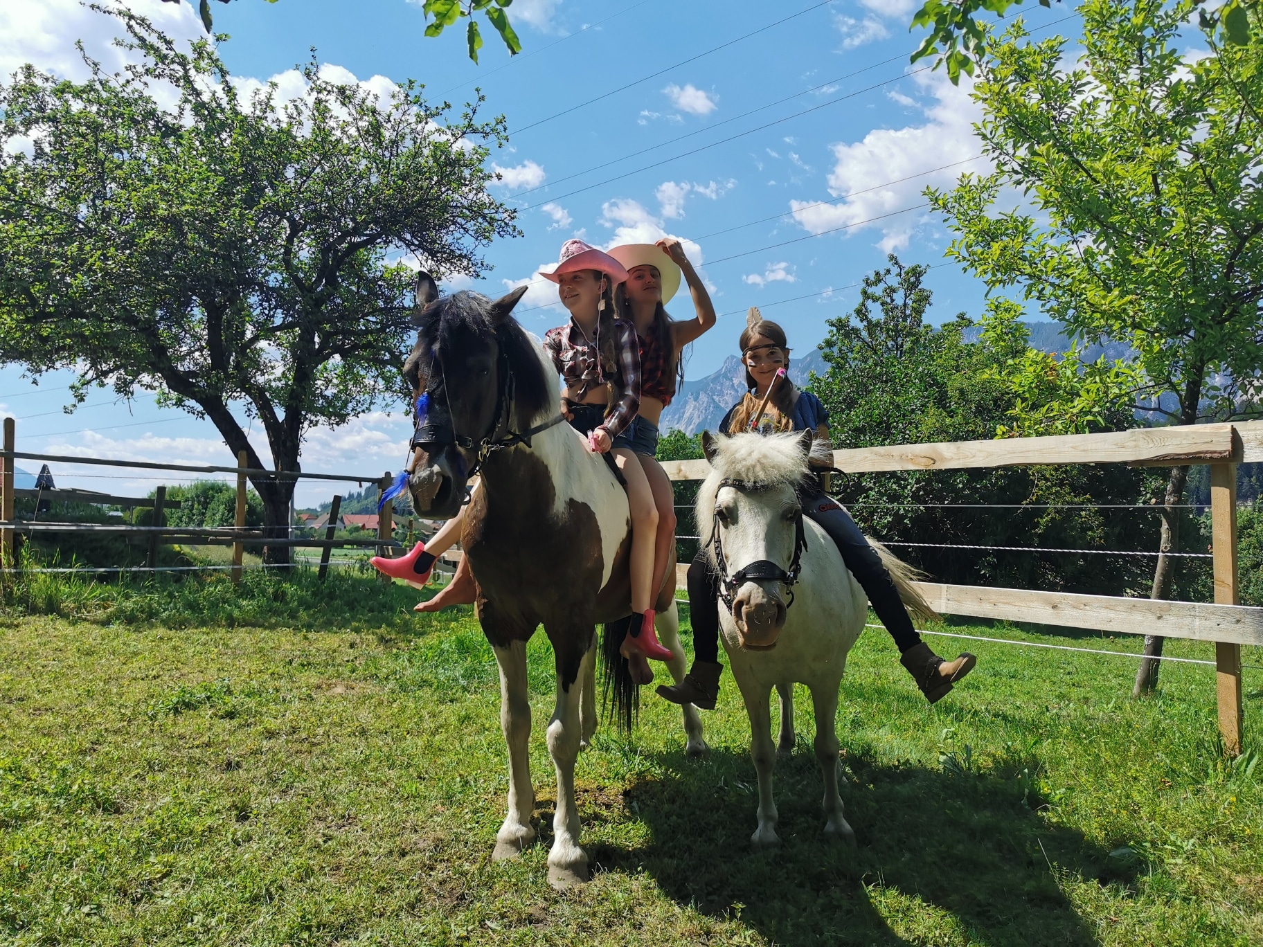 Der Pferdehof Lind und der Begegnungshof Moser verlosten eine Woche Feriencamp und eine Geburtstagsparty an zwei glückliche junge Gewinner.