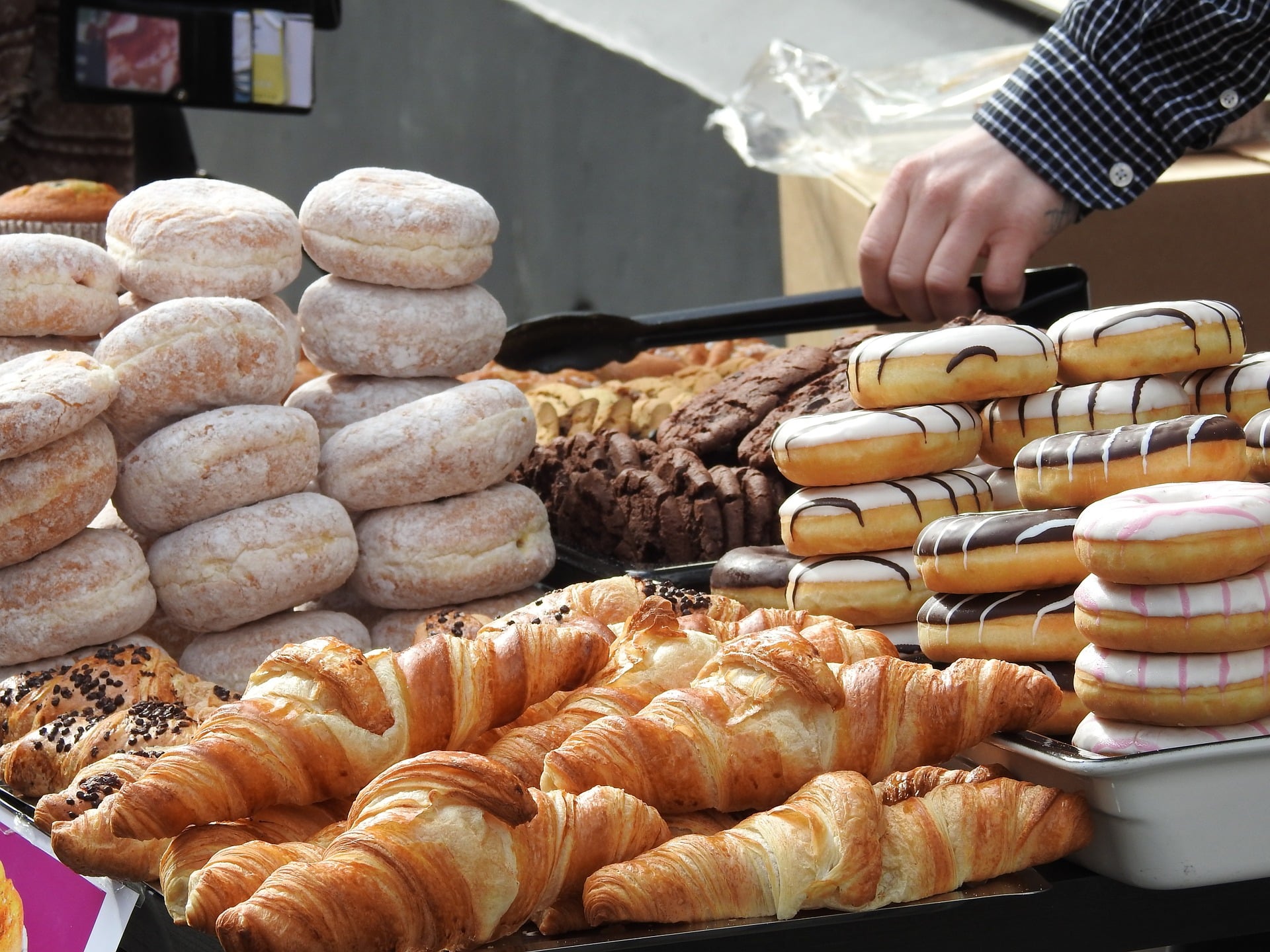 Neben deftigen Schmankerln wie Spanferkel gibt es in der Italienerstraße auch süße Verführungen, wie etwa köstliche Schaumrollen und Co.