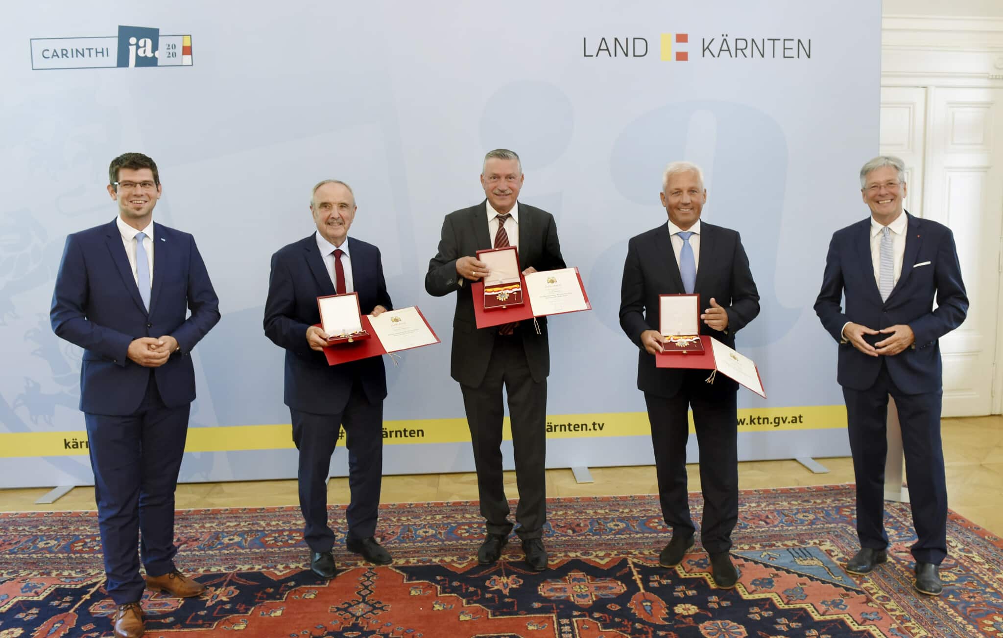 Ehrenzeichenverleihung des Landes Kärnten. LR Martin Gruber, Valentin Blaschitz, Peter Stauber, Walter Hartlieb und LH Peter Kaiser (von links).