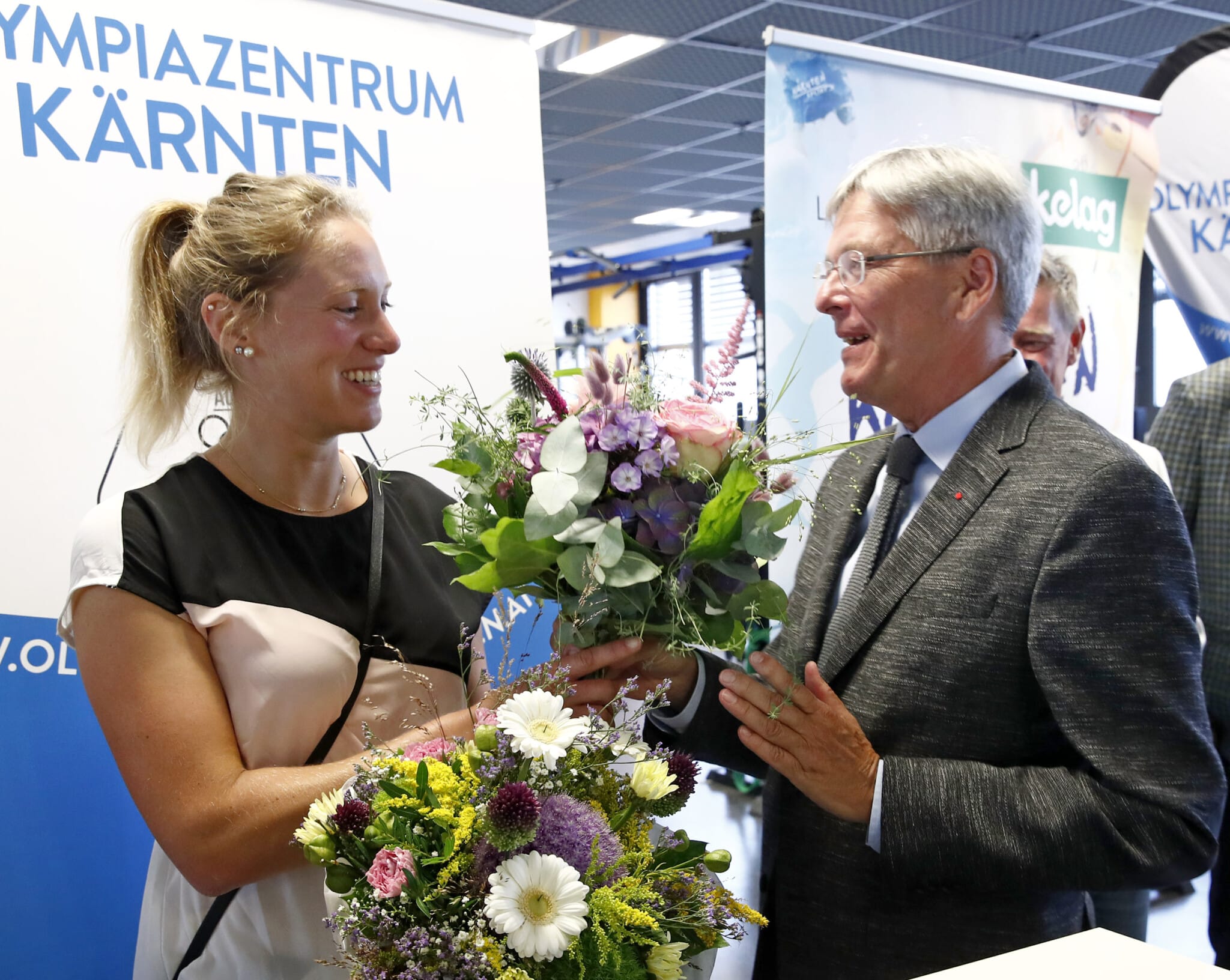 LH Peter Kaiser begrüßt die neue Ruder-Landestrainerin Anna-Maria Götz.