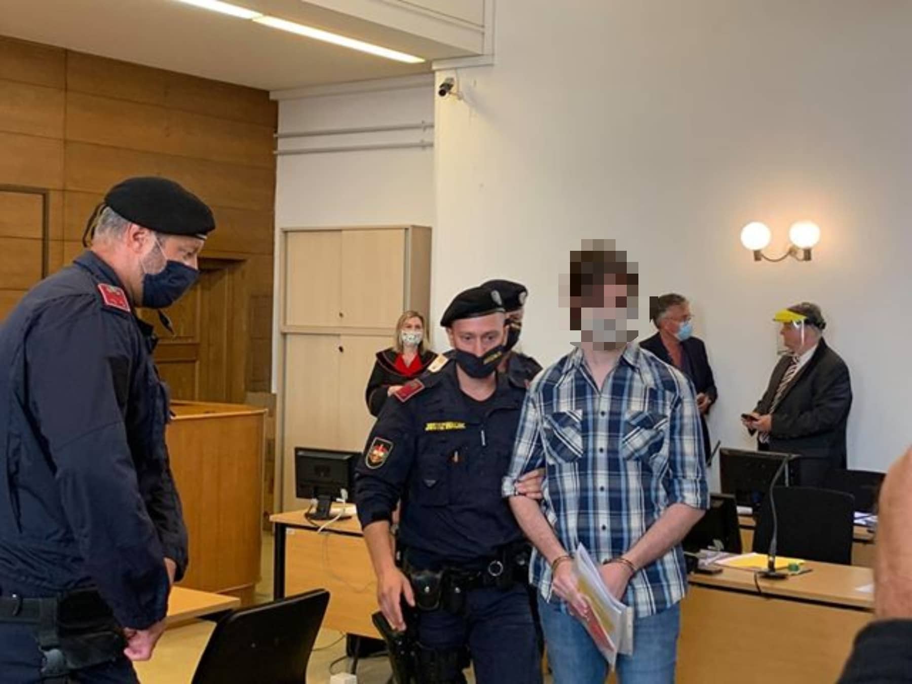 Zwei Kärntner müssen sich am Landesgericht Klagenfurt wegen versuchten Mordes und weiteren Anklagepunkten vor einem Geschworenengericht verantworten.
