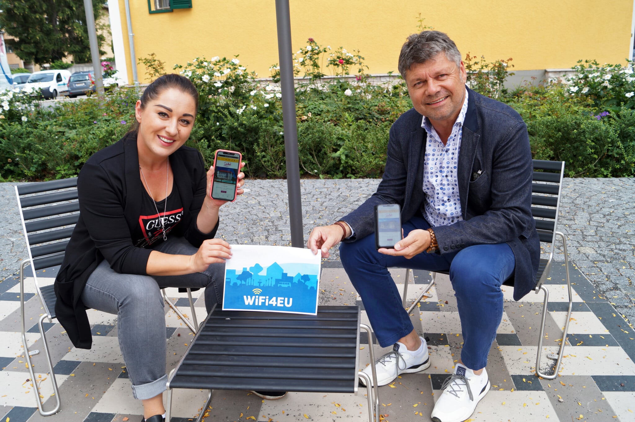 Daniela Richtig (links) vom Spittaler Stadtmarketing und Bürgermeister Gerhard Pirih nutzen das Gratis-WLAN bereits. 