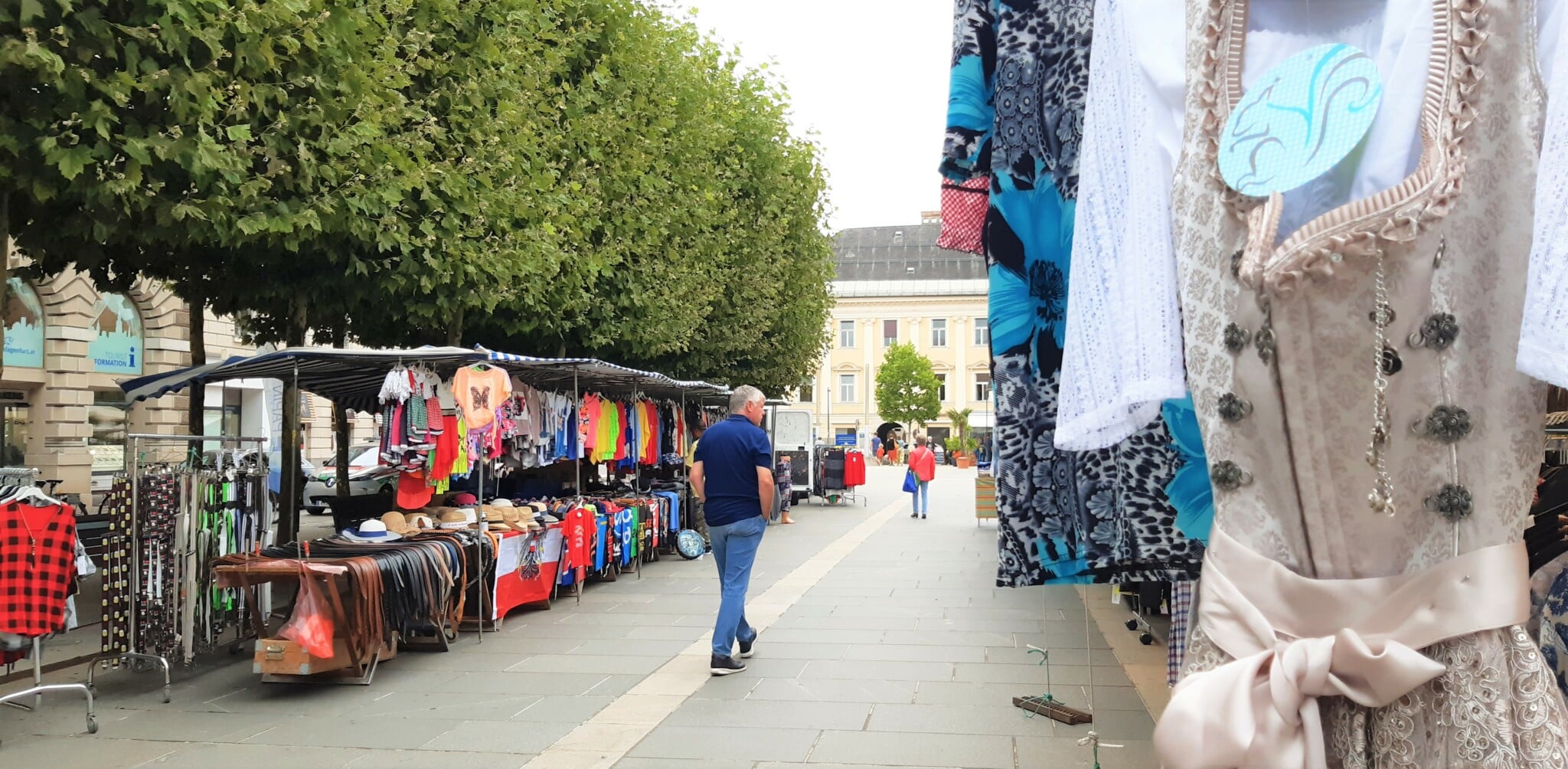Am Monatsmarkt am Neuer Platz findest du Kleidung und andere markttypische Waren.