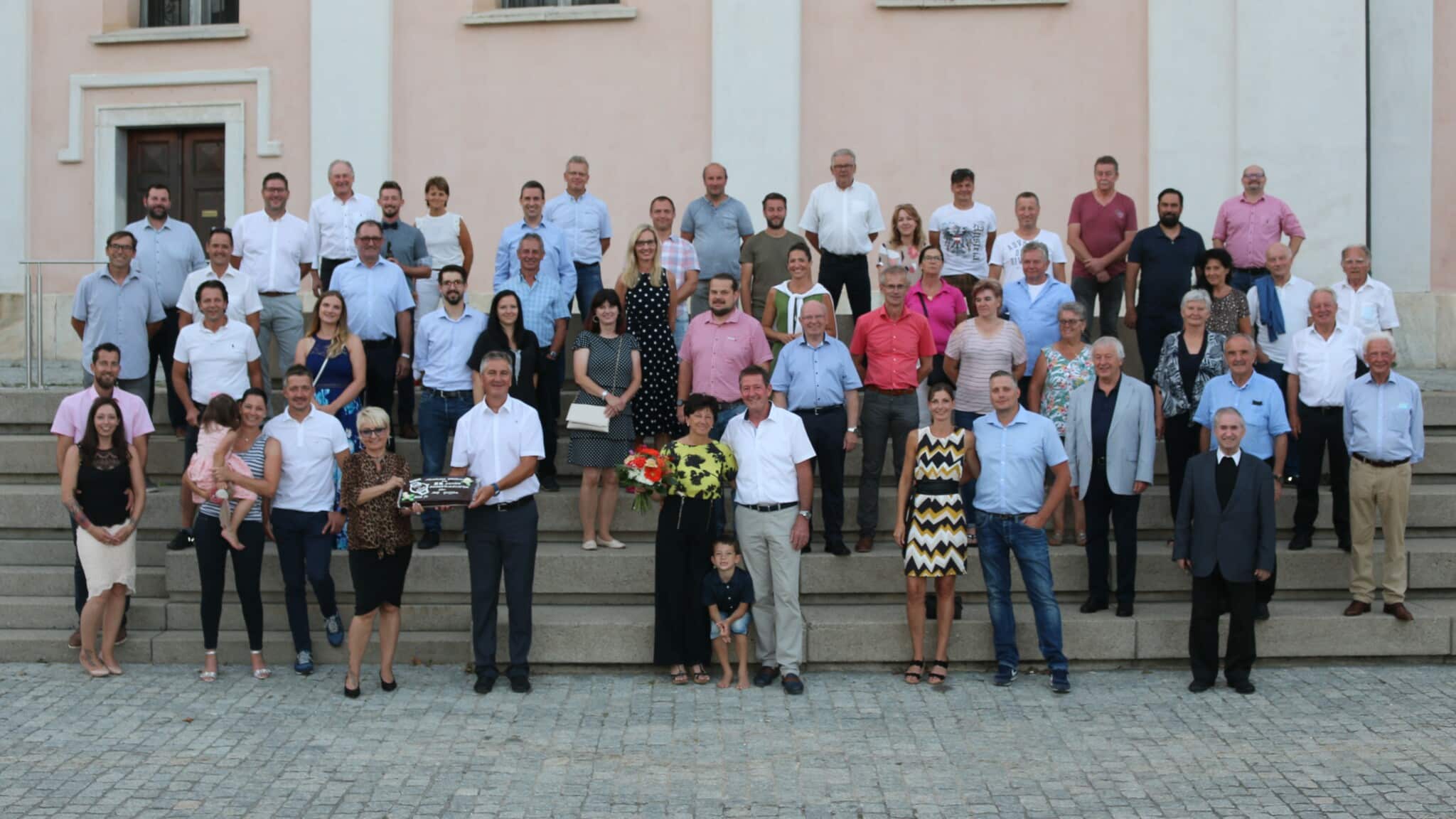 Zum 25. Dienstjubiläum gratulierten die Mitglieder des Gemeinderates sowie die Mitarbeiterinnen und Mitarbeiter der Gemeinde dem Griffener Bürgermeister Josef Müller.